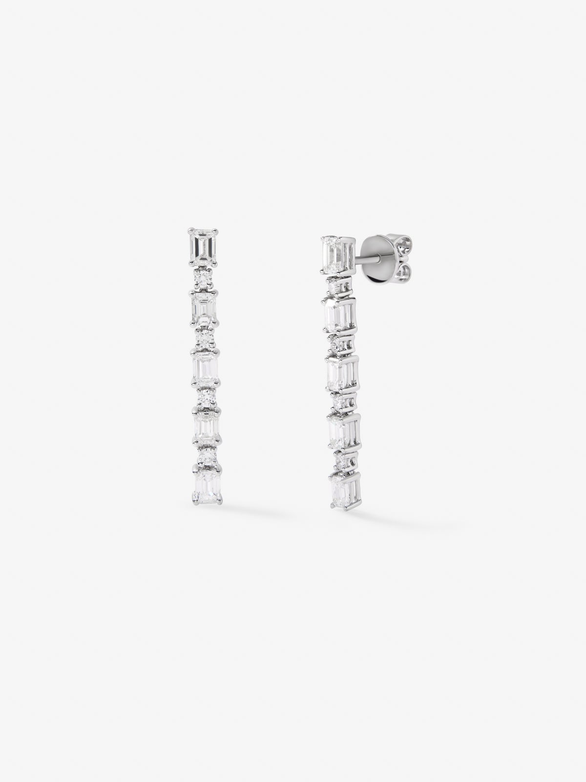 18K white gold earrings with 10 emerald-cut diamonds with a total of 2.13 cts and 8 brilliant-cut diamonds with a total of 0.26 cts