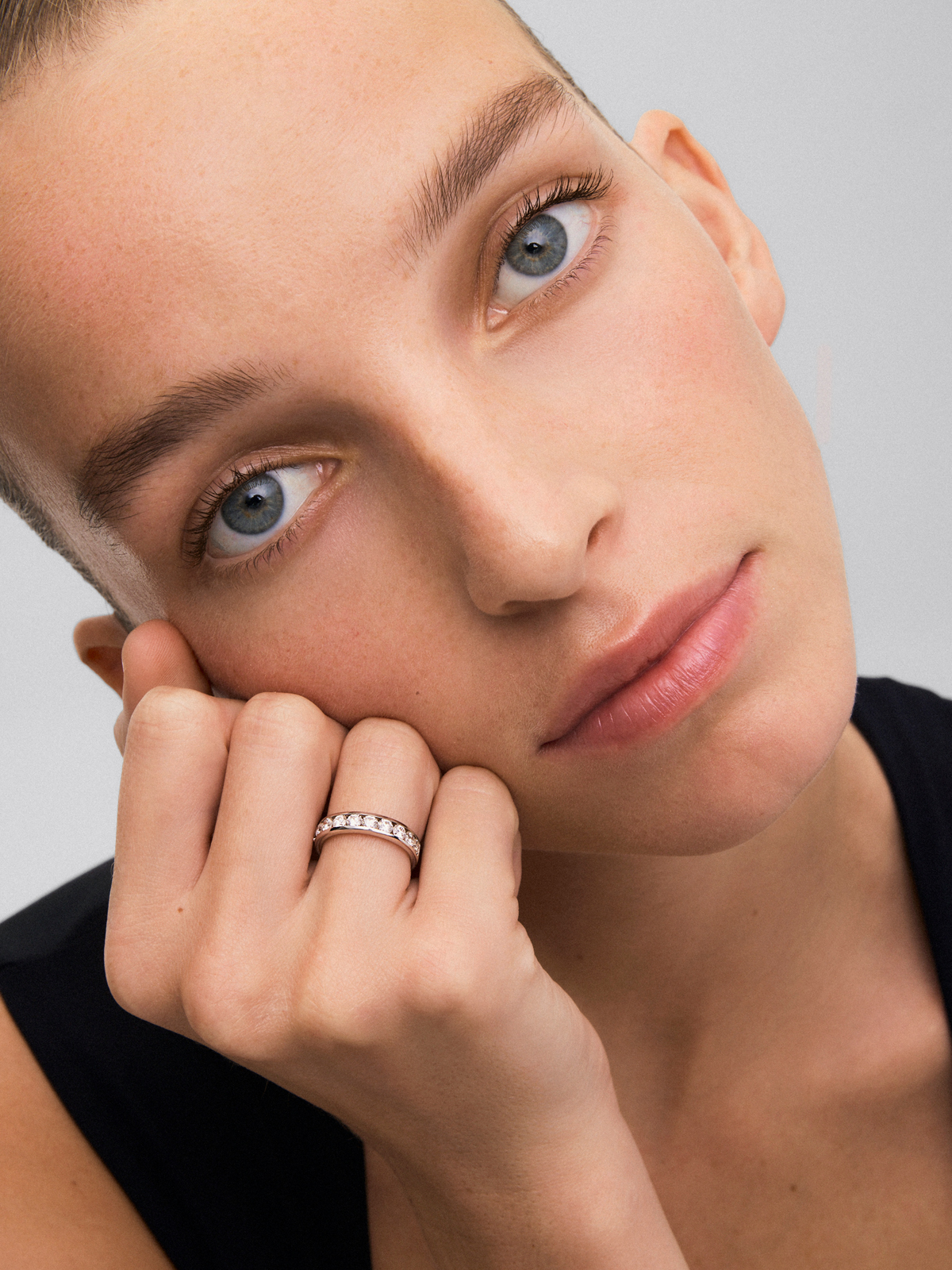 Half ring in 18K white gold with 10 brilliant-cut diamonds with a total of 1.1 cts