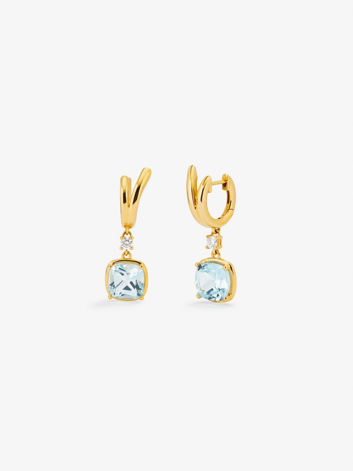 Pendientes de oro amarillo de 18K con topacios azul sky en talla cushion y 2 diamantes en talla brillante con un total de 0,21 cts