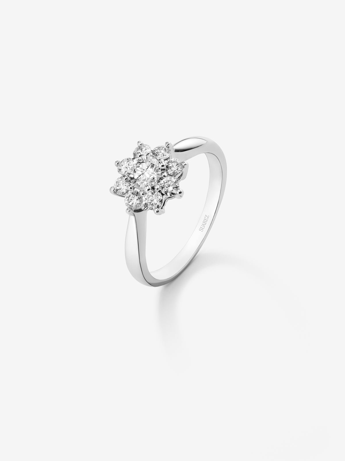 18K white gold ring with central brilliant-cut diamond of 0.5 cts and border of 8 brilliant-cut diamonds with a total of 0.69 cts in the shape of a star