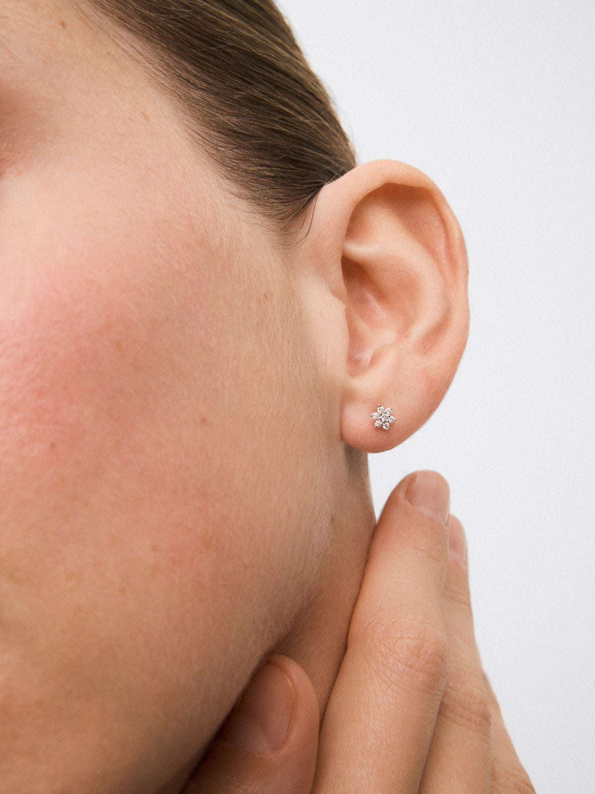 18K white gold earrings with 14 brilliant-cut diamonds with a total of 0.14 cts in the shape of a star