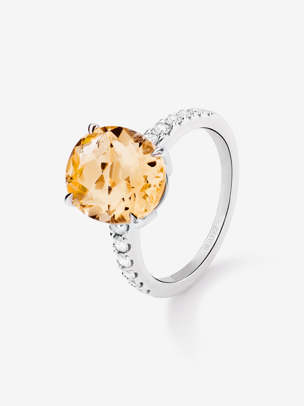 18K white gold solitaire ring with oval-cut citrine quartz of 4.4 cts and brilliant-cut diamonds of 0.29 cts