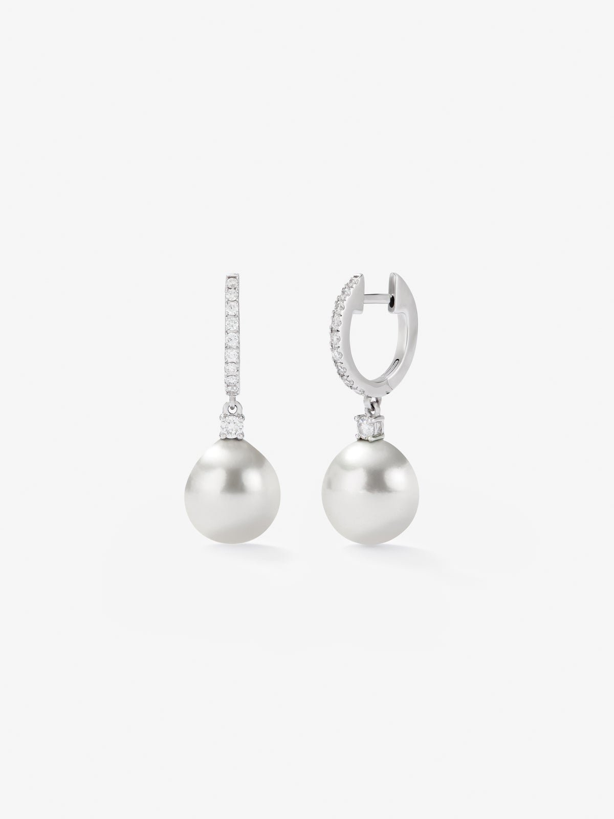 18K white gold earrings with 9 mm Australian pearls and diamonds in bright 0.31 cts