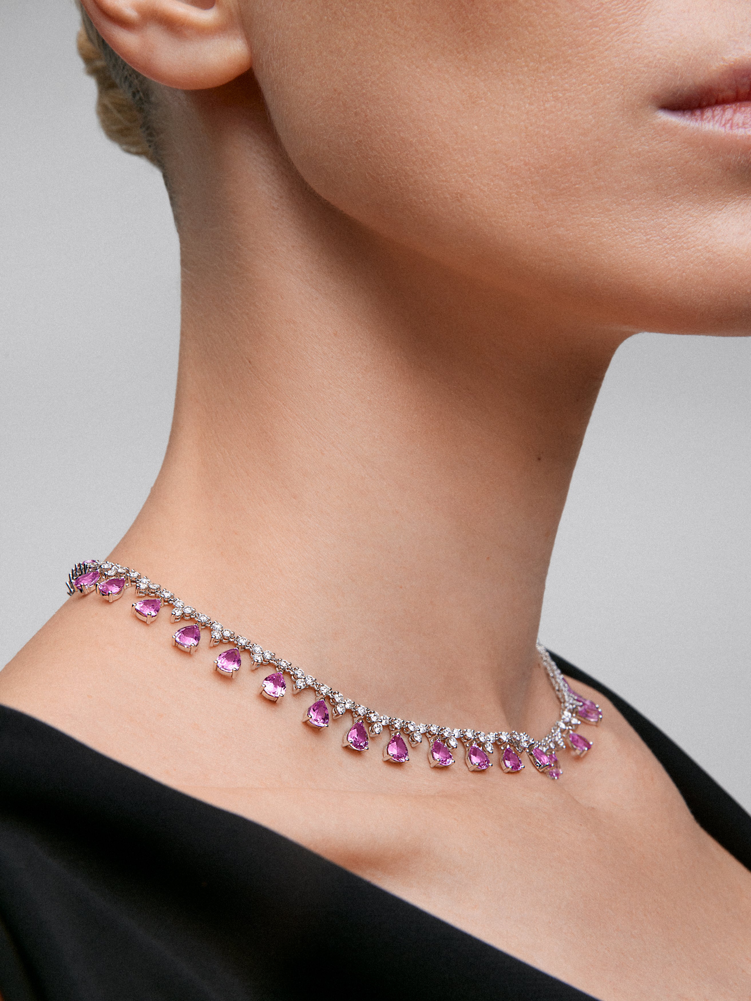 18K white gold rivière necklace with 71 pear-cut and brilliant-cut pink sapphires of 26.89 cts and 103 brilliant-cut diamonds with a total of 3.85 cts