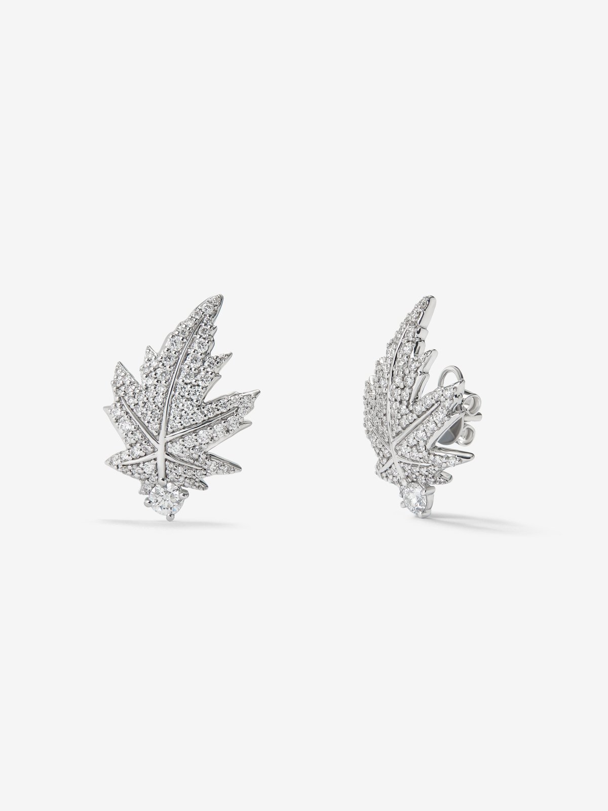 18K white gold earrings with two central diamonds totaling 0.26 cts, diamond pavé, and a maple leaf design.