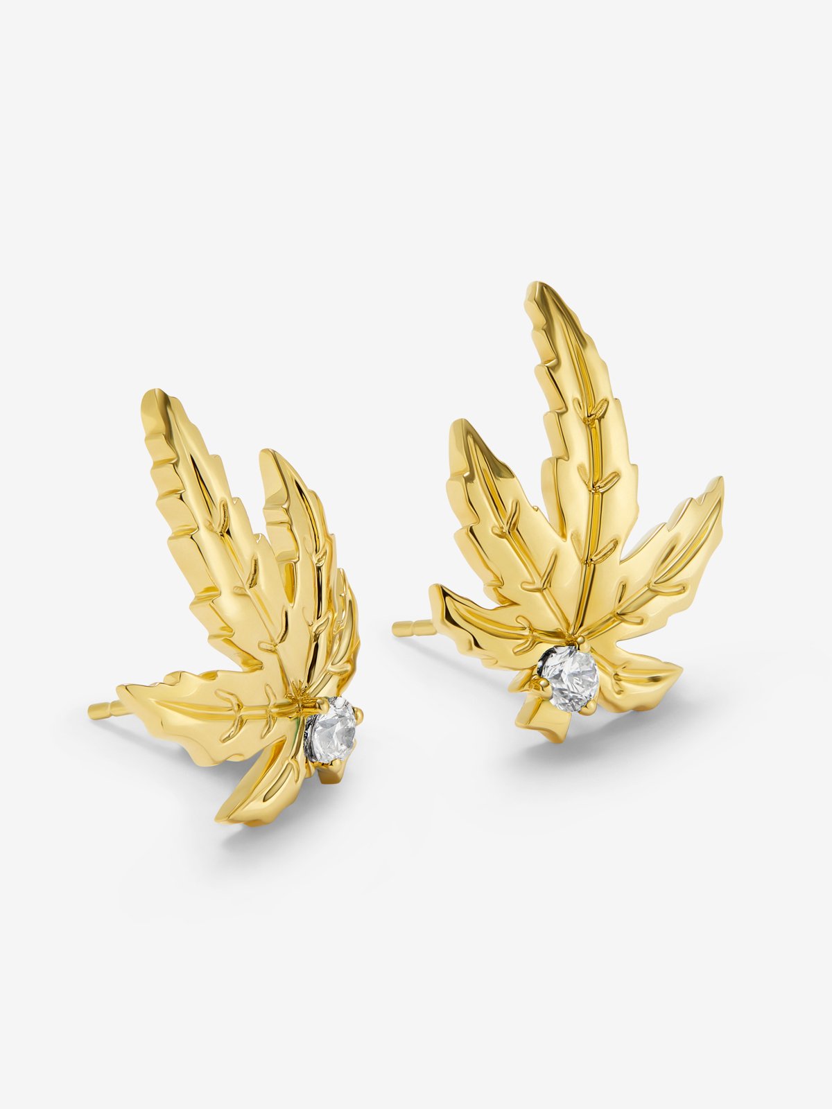 Pendientes de oro amarillo de 18K con 2 diamantes centrales con un total de 0,17 cts y forma de hojas de arce