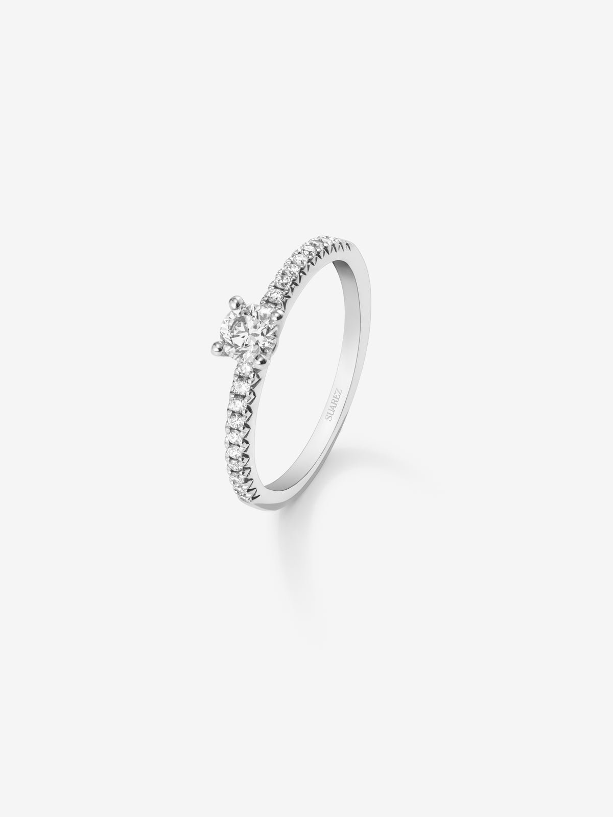 18K white gold ring with central brilliant-cut diamond of 0.12 cts and arm of 20 brilliant-cut diamonds with a total of 0.11 cts