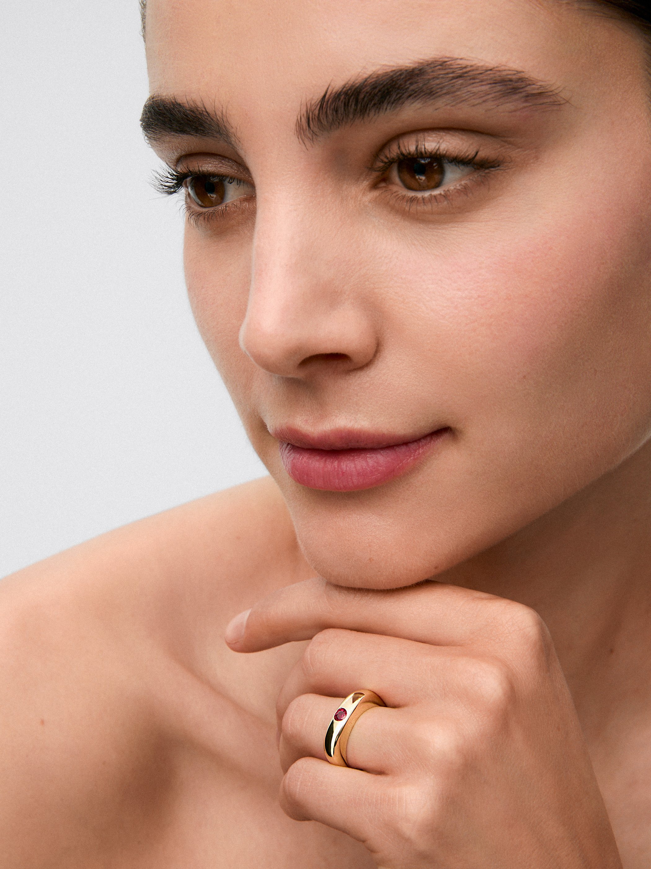 Anillo de oro amarillo de 18K con rubí en talla brillante de 0,32 cts