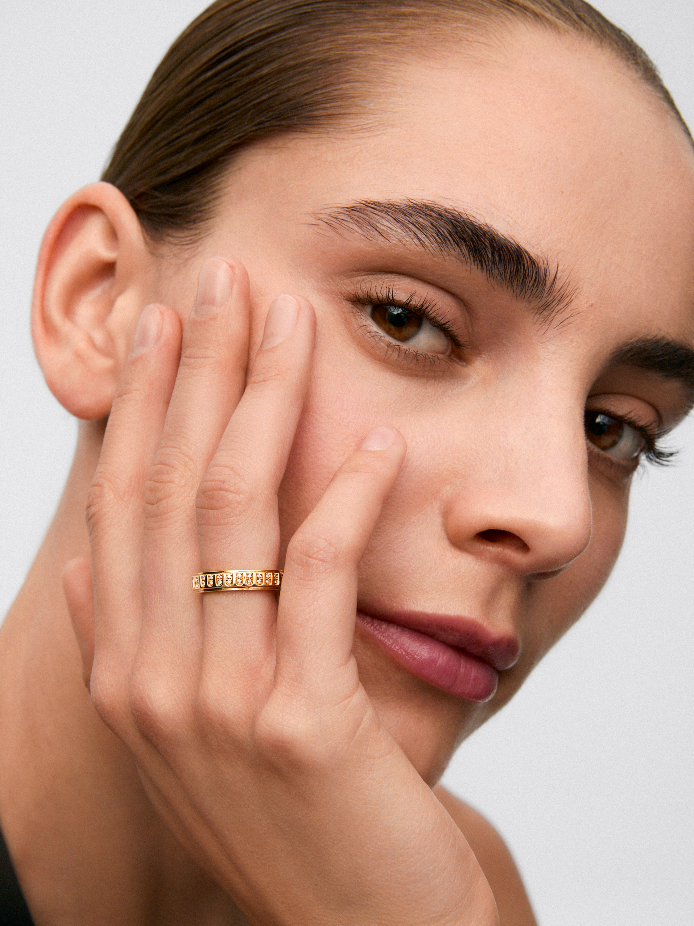 Anillo de oro amarillo de 18K con 50 diamantes en talla brillante con un total de 0,18 cts