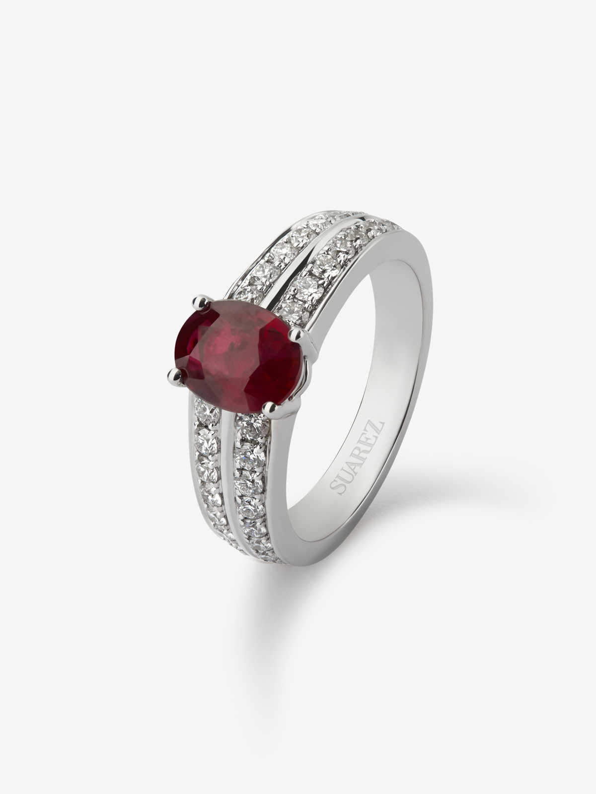 18K white gold ring with oval-cut pigeon blood ruby ​​of 1.489 cts and 32 brilliant-cut diamonds with a total of 0.57 cts