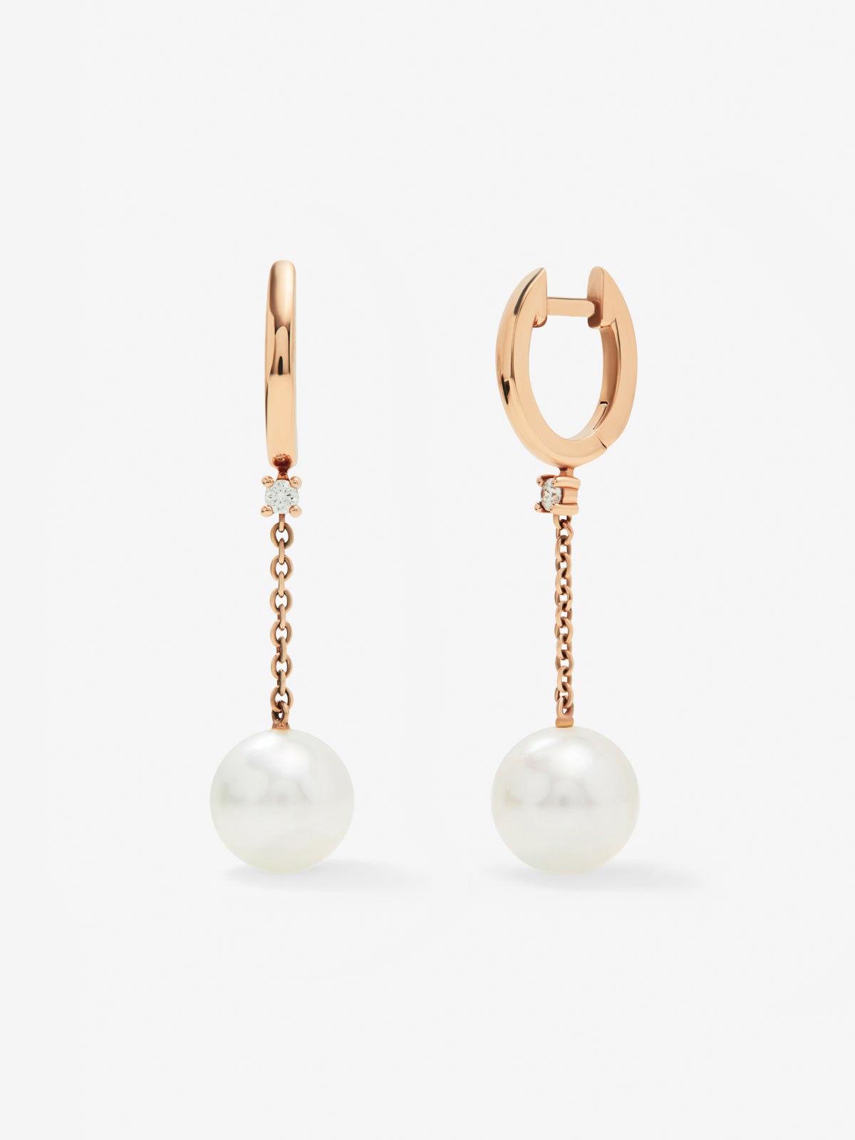 Pendientes de aro y cadena de oro rosa de 18K con diamantes blancos en talla brillante de 0,07 cts y perlas akoya 8,5 mm