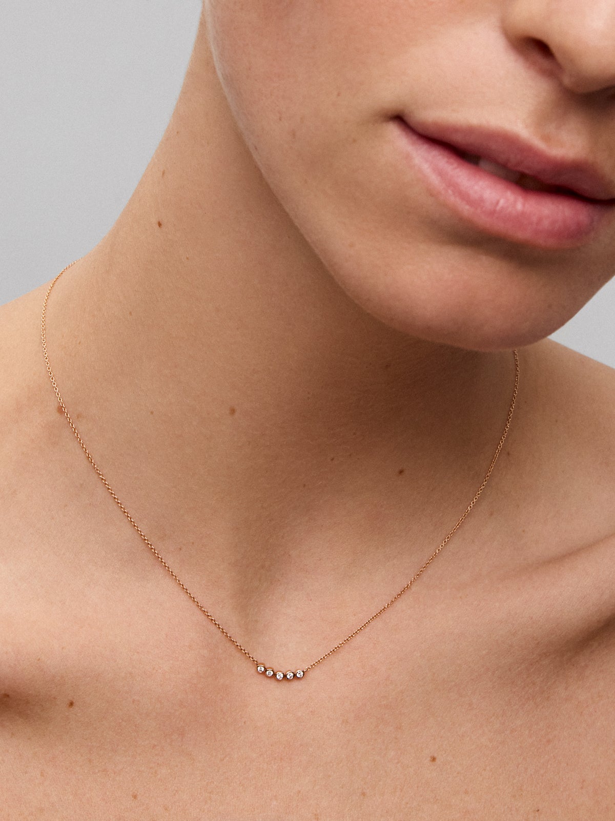 18K rose gold necklace with 5 brilliant-cut diamonds with a total of 0.07 cts