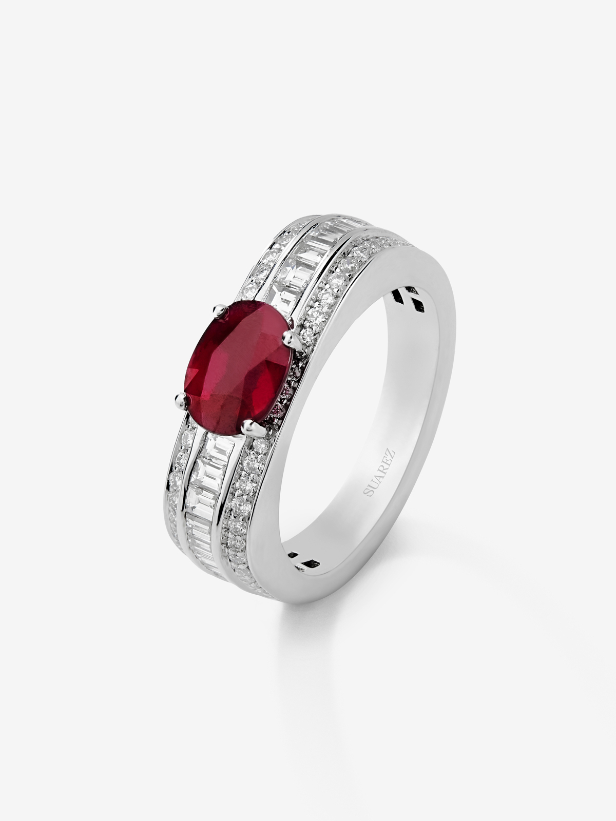 18K White Gold Ring with Red Pigeon Blod Rub