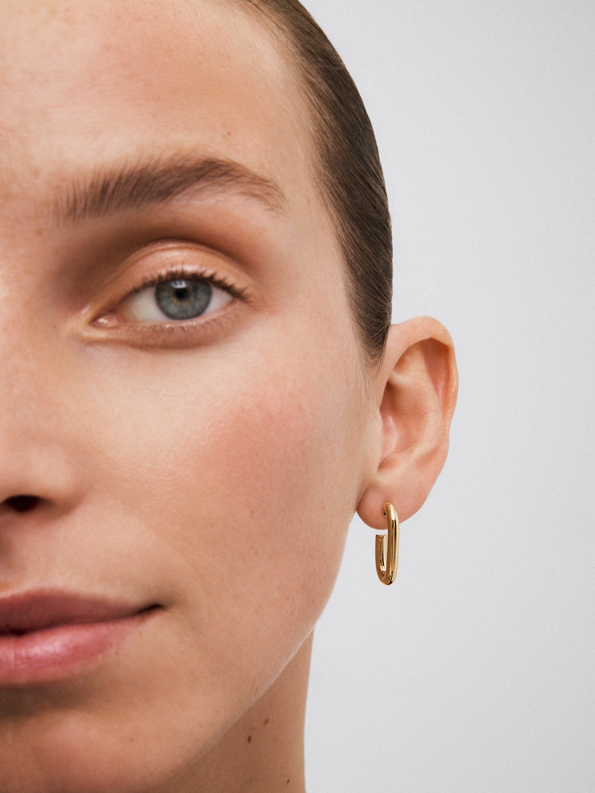 Short forza chain earrings in 18k yellow gold.