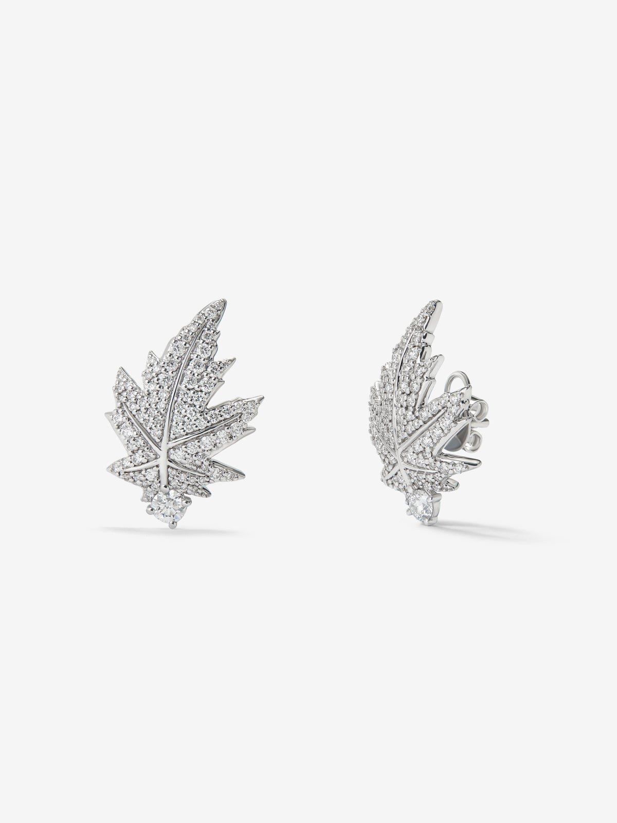 18K white gold earrings with two central diamonds totaling 0.26 cts, diamond pavé, and a maple leaf design.