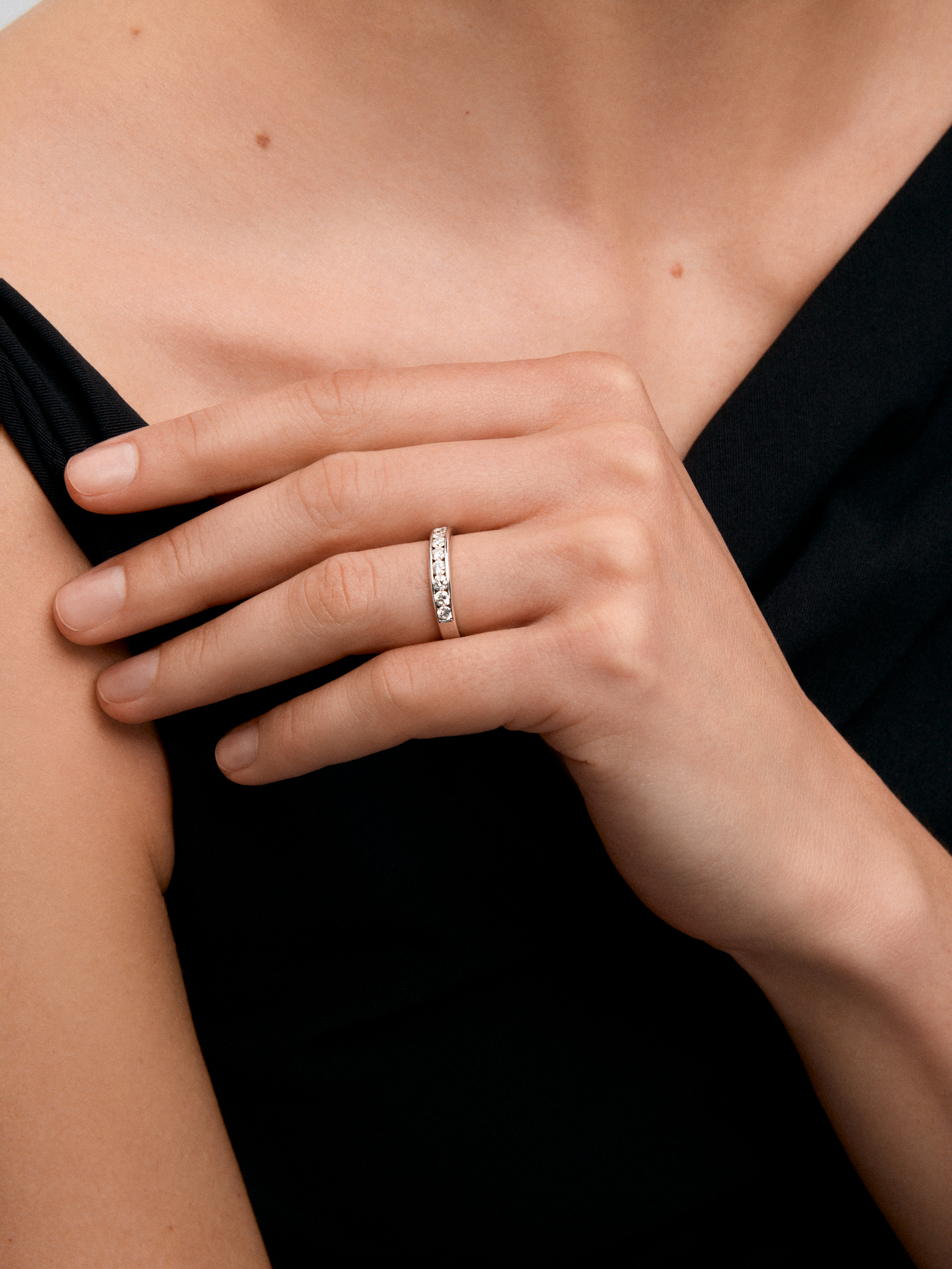 Alianza entera de oro blanco de 18K con 10 diamantes en talla brillante con un total de 1 cts