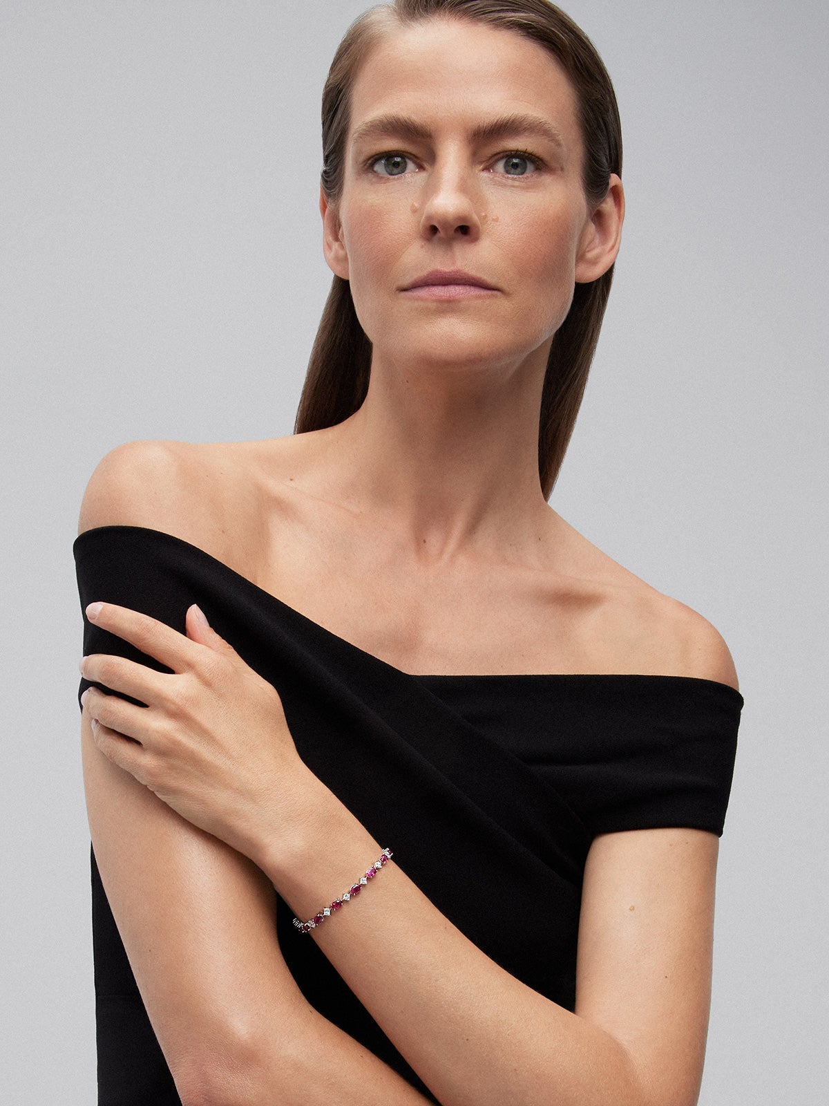 Pulsera rivière de oro blanco de 18K con rubíes rojos en talla oval de 10,16 cts y diamantes blancos en talla princesa de 2,69 cts
