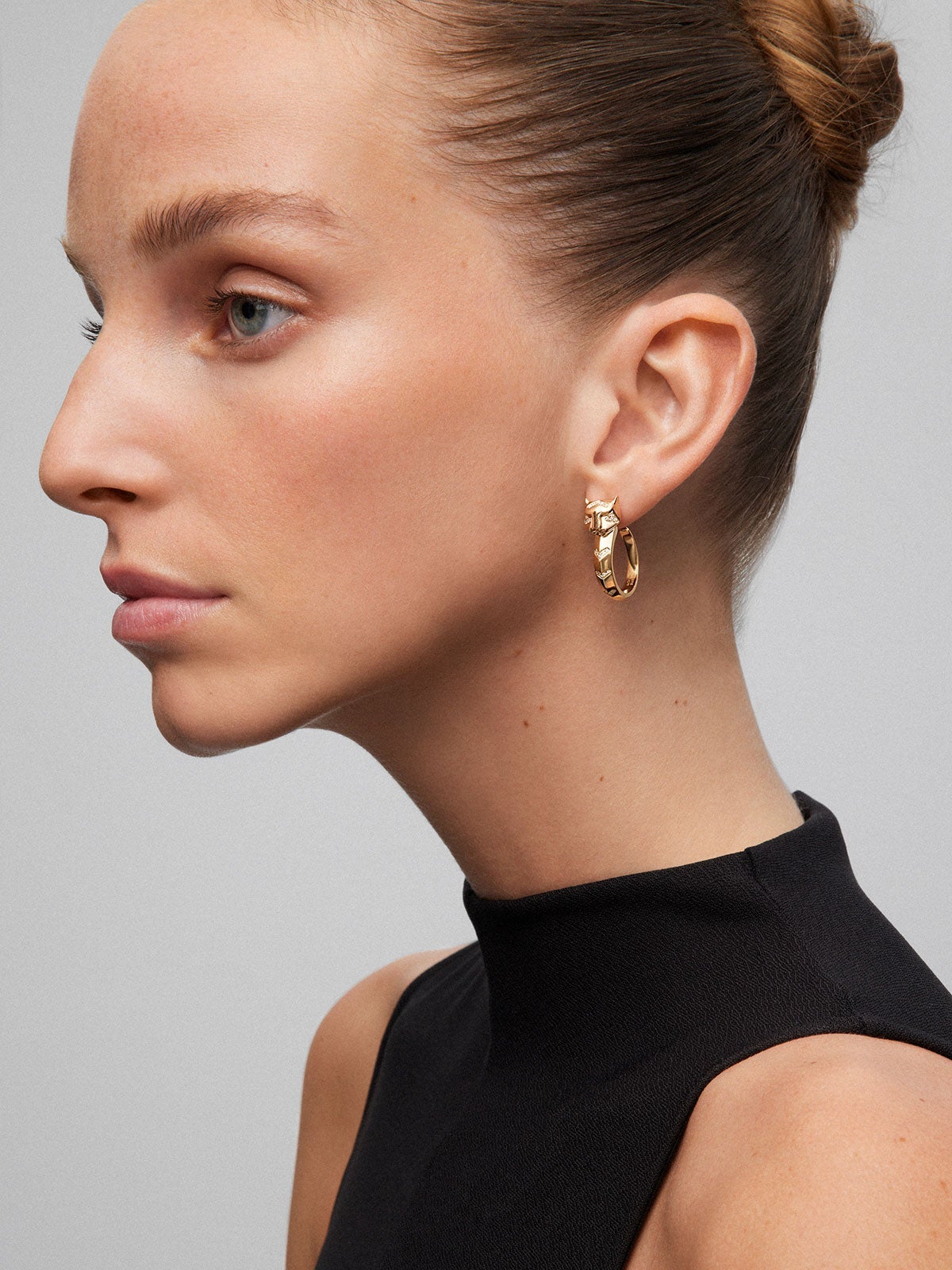 Pendientes de aro de oro amarillo de 18K con 52 diamantes en talla brillante con un total de 0,16 cts y forma de tigre