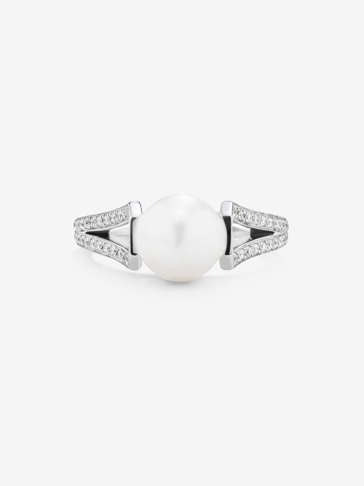 18K white gold ring with 8mm akoya pearl and 60 brilliant-cut diamonds with a total of 0.23 cts