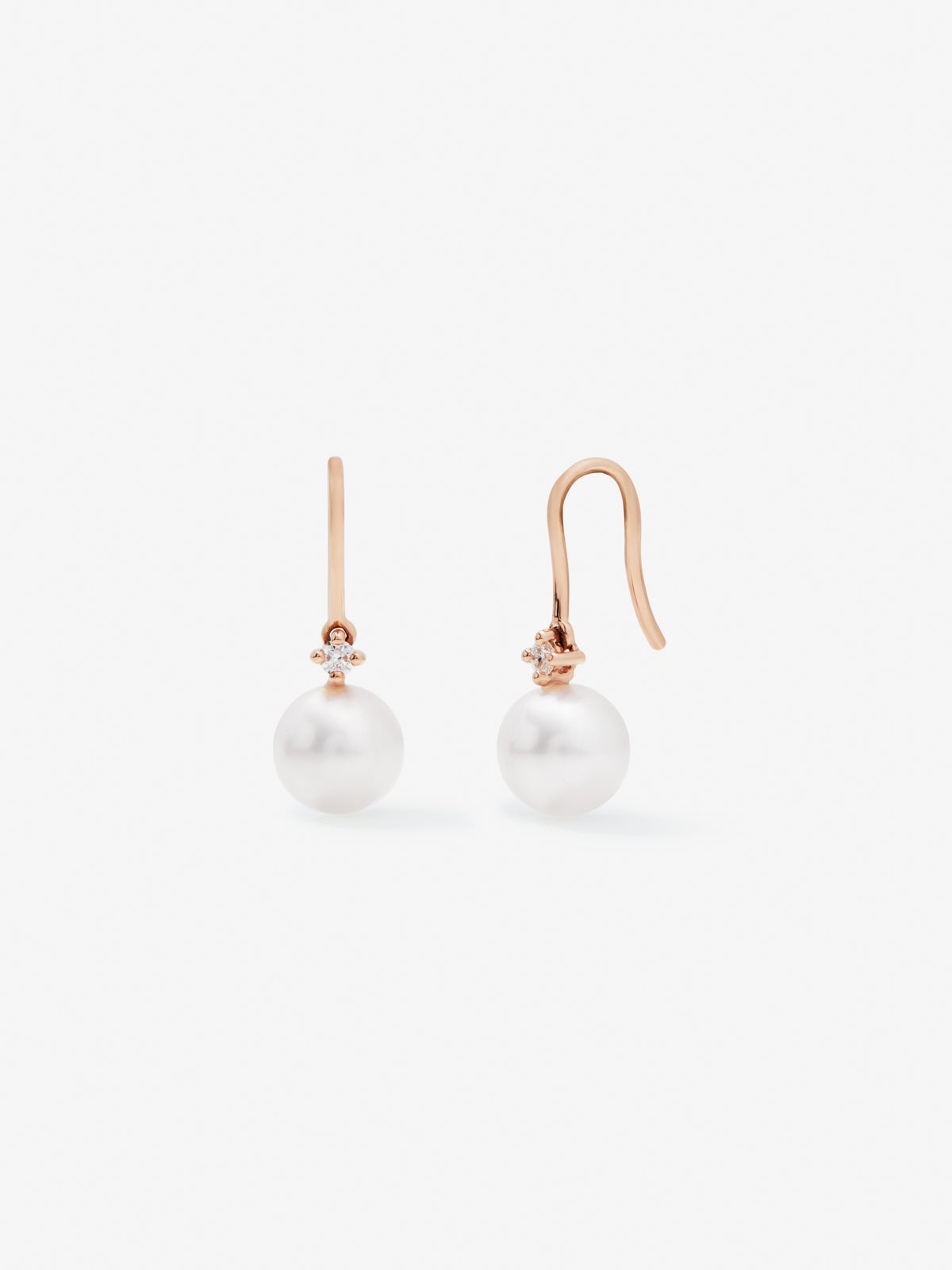 18k rose gold hanging earring with 8mm akoya pearl and diamond.