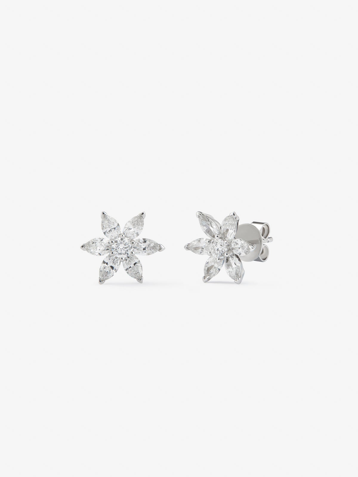 18K white gold earrings with 2 brilliant-cut diamonds with a total of 0.16 cts and 12 marquise-cut diamonds with a total of 1.06 cts