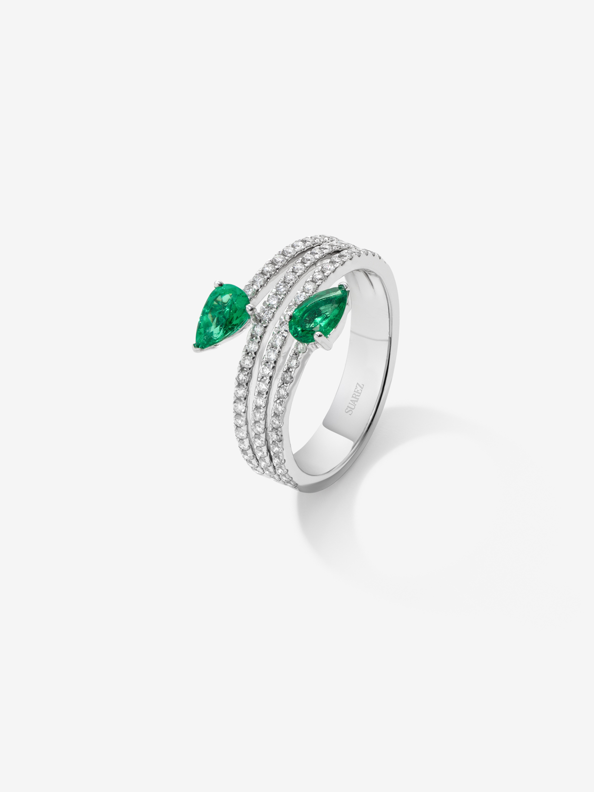 18k white gold ring with 0.61cts emerald and 1.51cts diamonds.