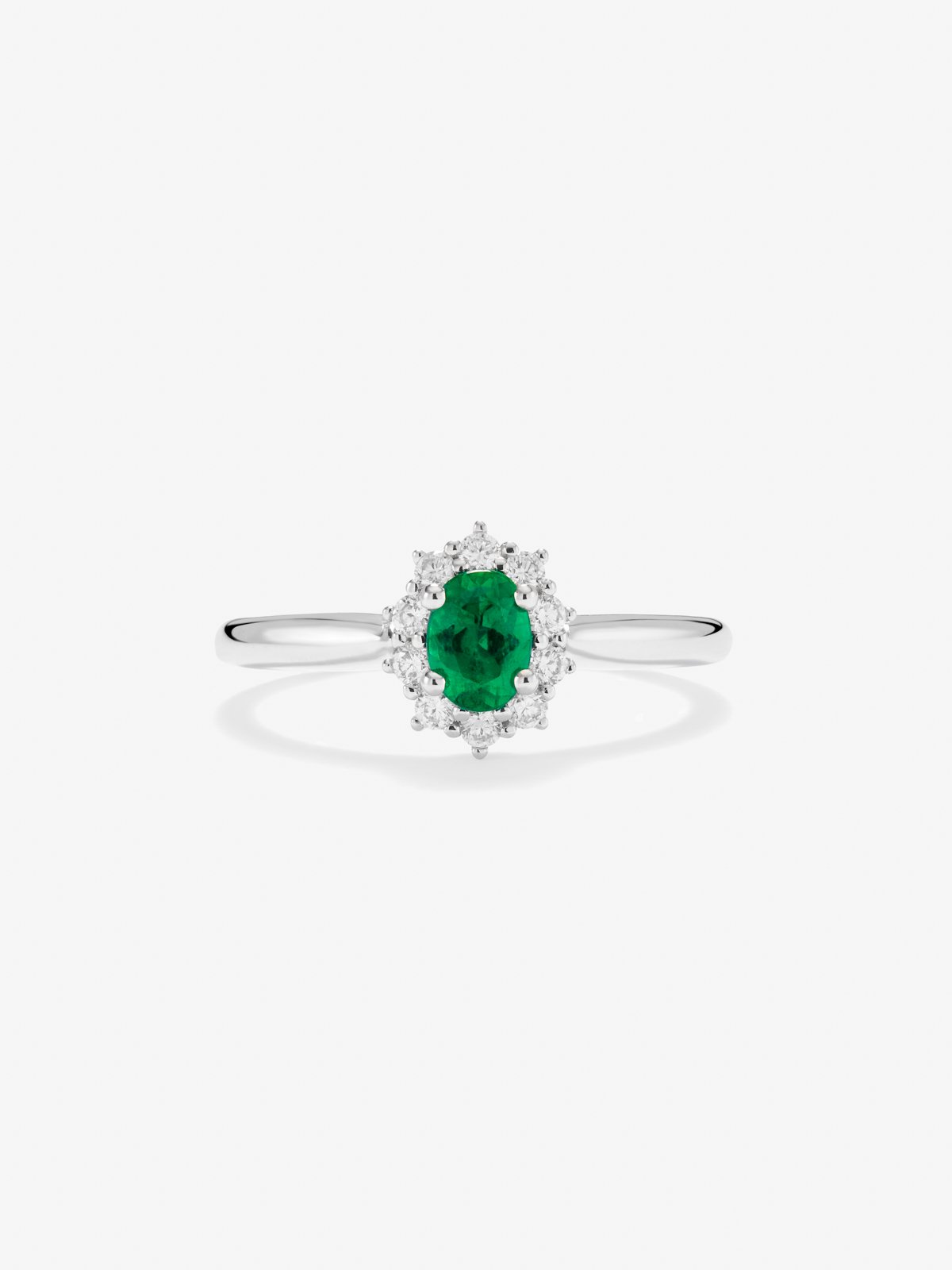 Anillo de oro blanco de 18K con esmeralda verde en talla oval de 0,84 cts y diamantes en talla brillante con un total de 0,44 cts