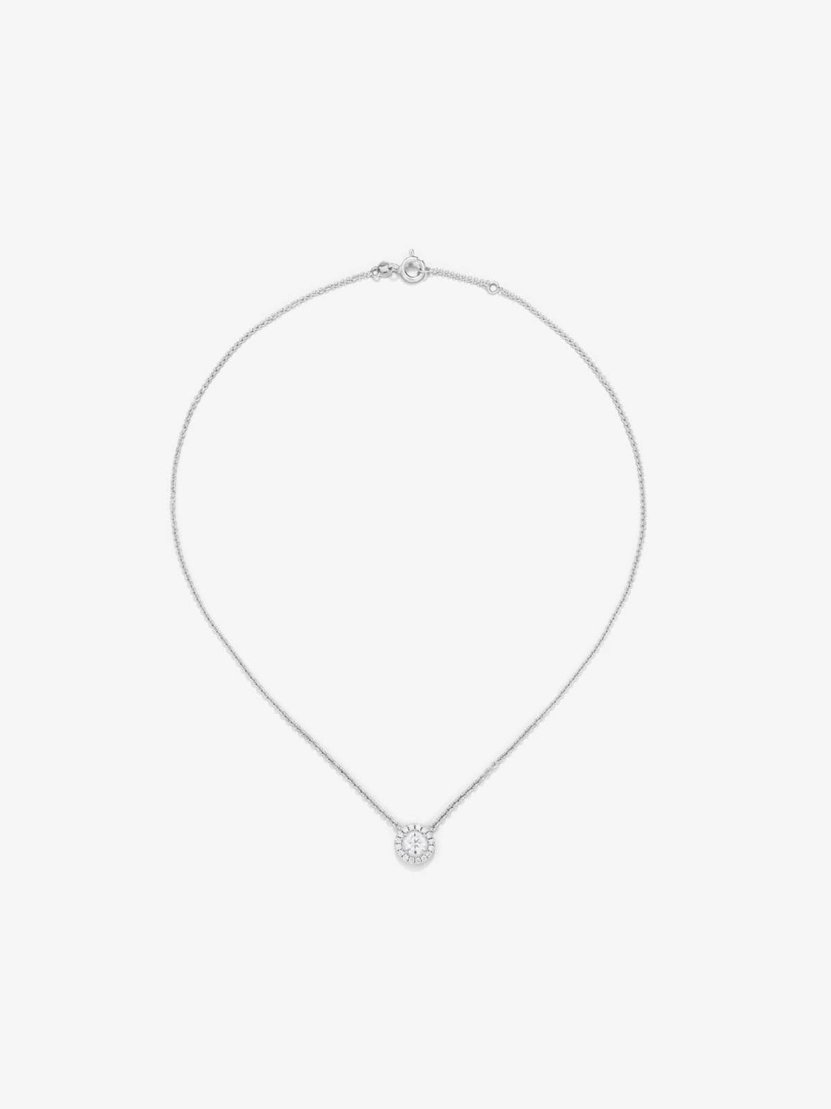 Colgante cadena de oro blanco de 18K con diamante solitario y orla de diamantes
