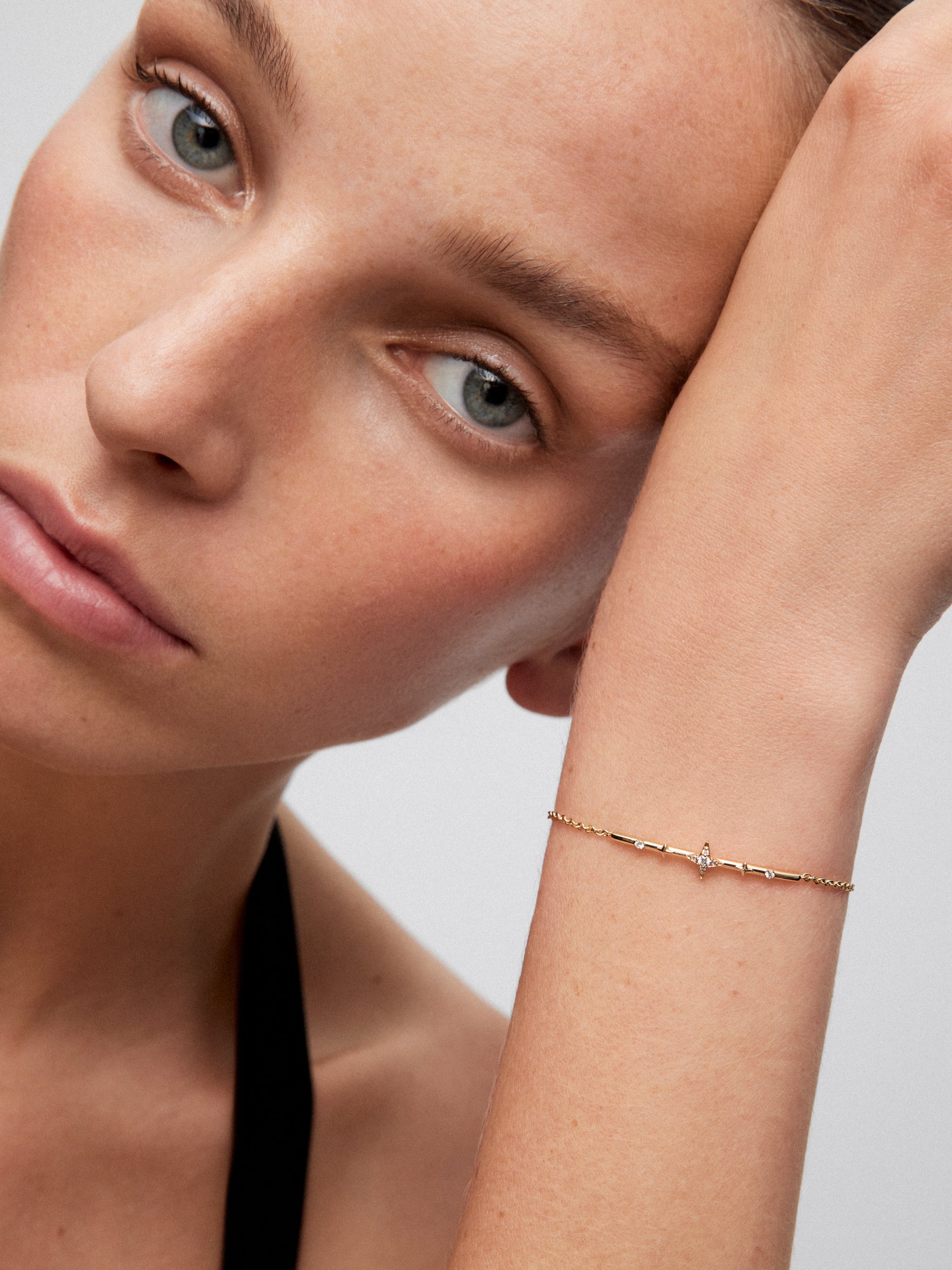 Pulsera de oro amarillo de 18K con 7 diamantes en talla brillante con un total de 0,08 cts