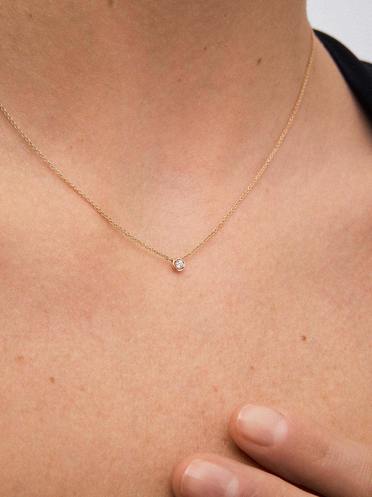 18K rose gold chain pendant with solitary diamond