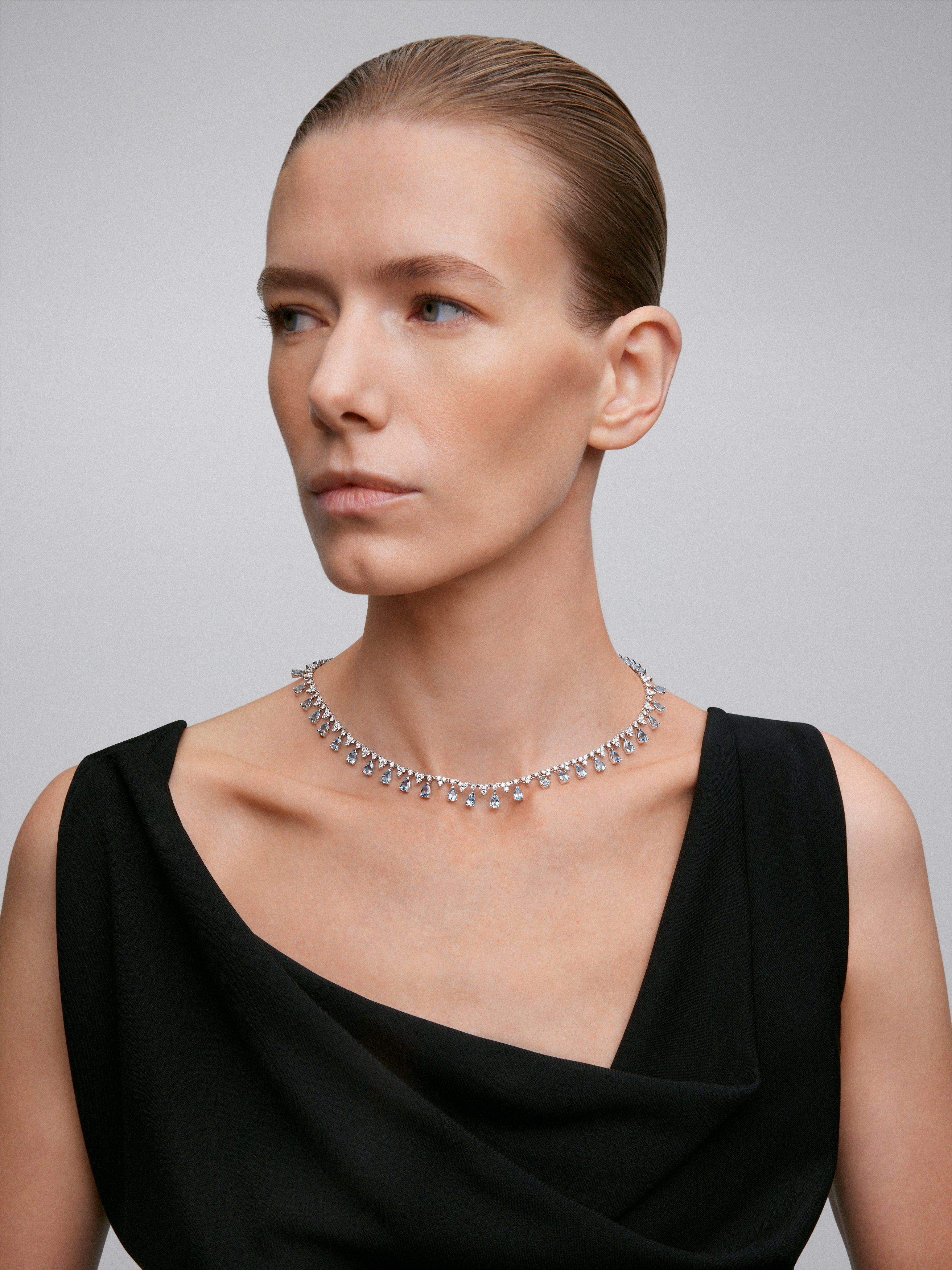 18K white gold rivière necklace with 25 pear-cut blue aquamarines with a total of 8.33 cts, 39 brilliant-cut diamonds with a total of 5.868 cts and 103 brilliant-cut diamonds with a total of 3.82 cts