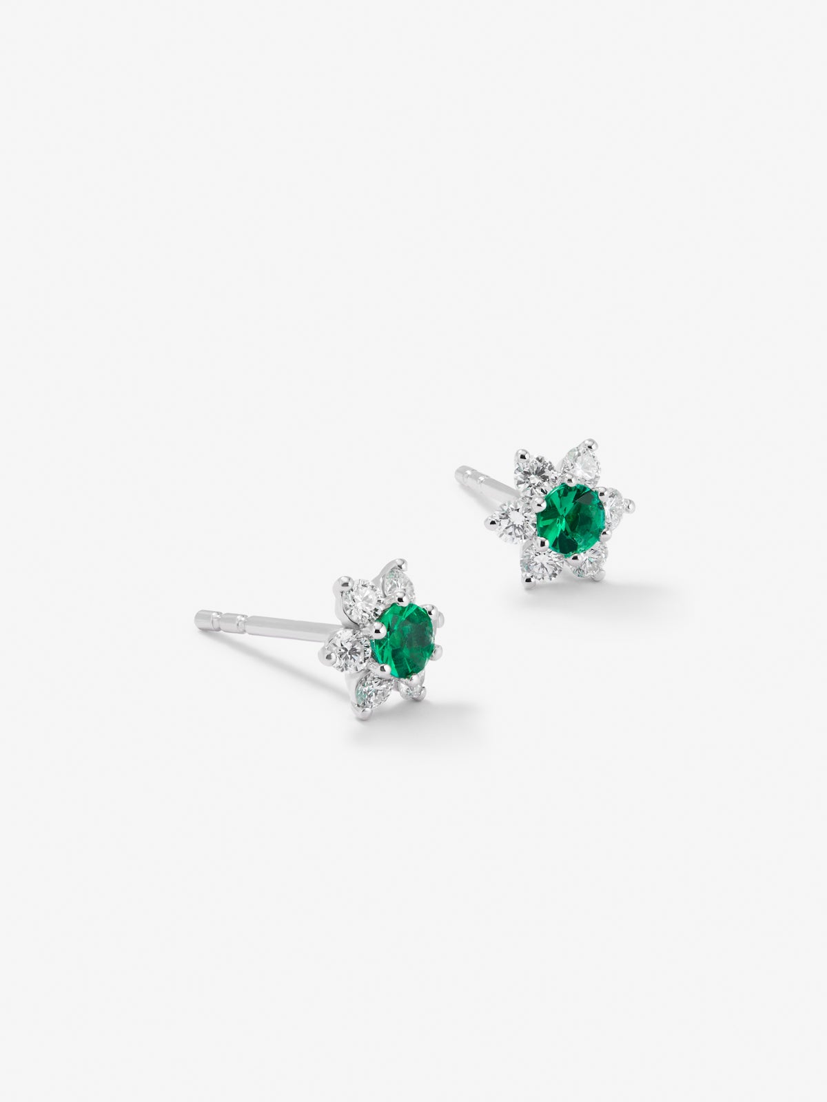 18K white gold earrings with 2 brilliant-cut emeralds with a total of 0.19 cts and 12 brilliant-cut diamonds with a total of 0.28 cts
