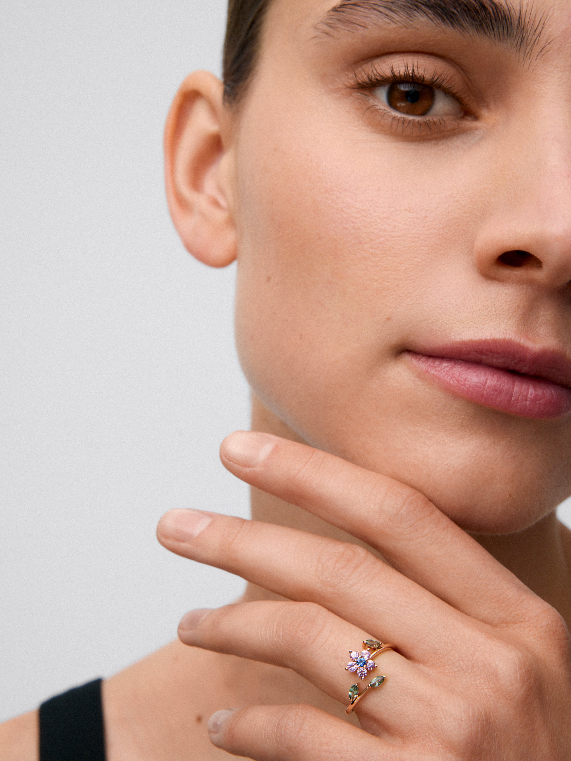18K rose gold ring with 9 pink, green and blue sapphires in brilliant and marquise cut with a total of 0.55 cts