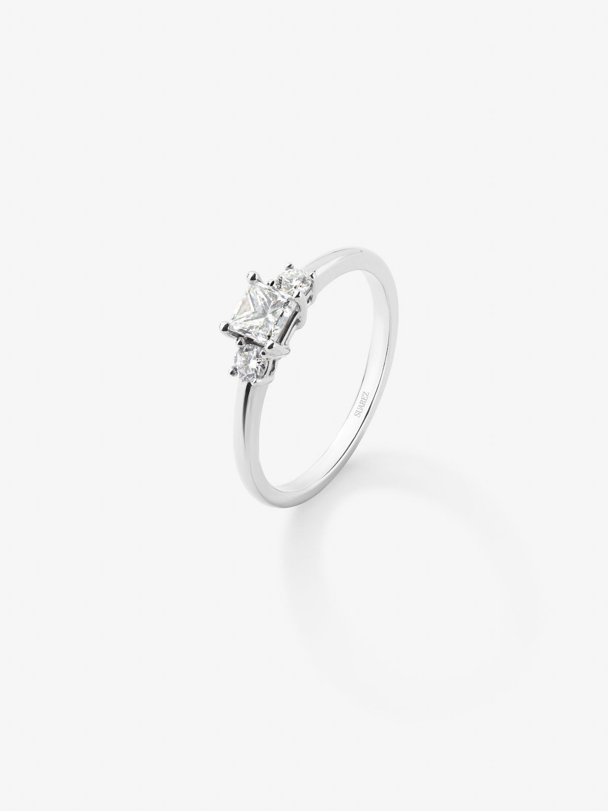 Anillo tresillo de oro blanco de 18K con diamante en talla princesa de 0,4 cts y 2 diamantes en talla brillante con un total de 0,14 cts