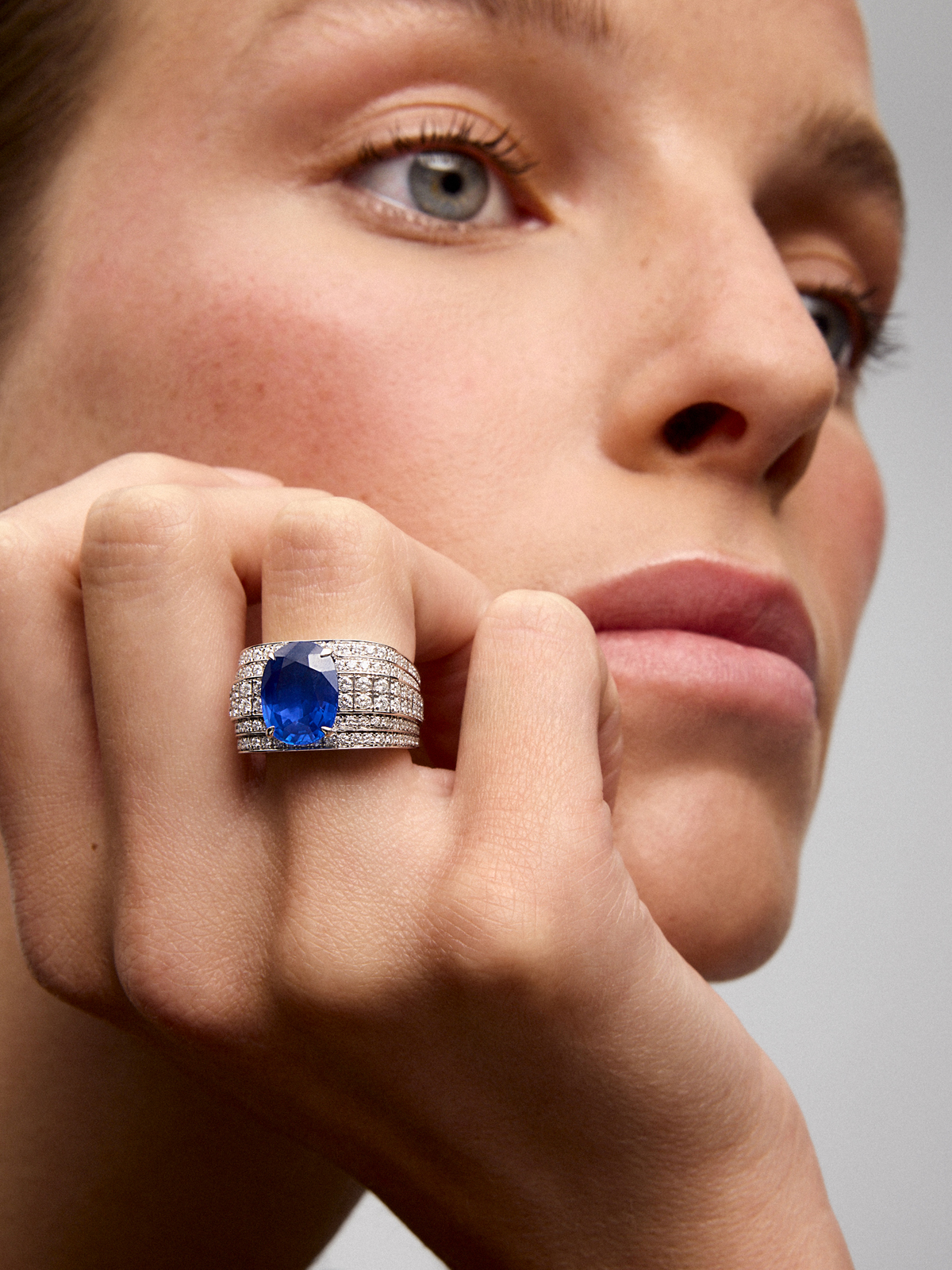 Anillo de oro blanco de 18K con zafiro azul royal en talla oval de 5,515 cts y 190 diamantes en talla brillante con un total de 1,26 cts