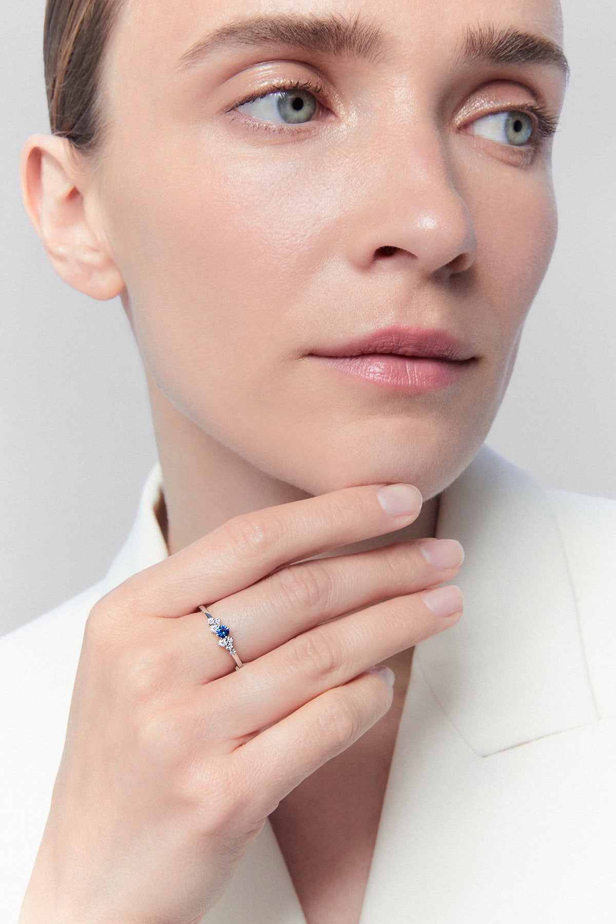 18K white gold ring with sapphire and diamonds.