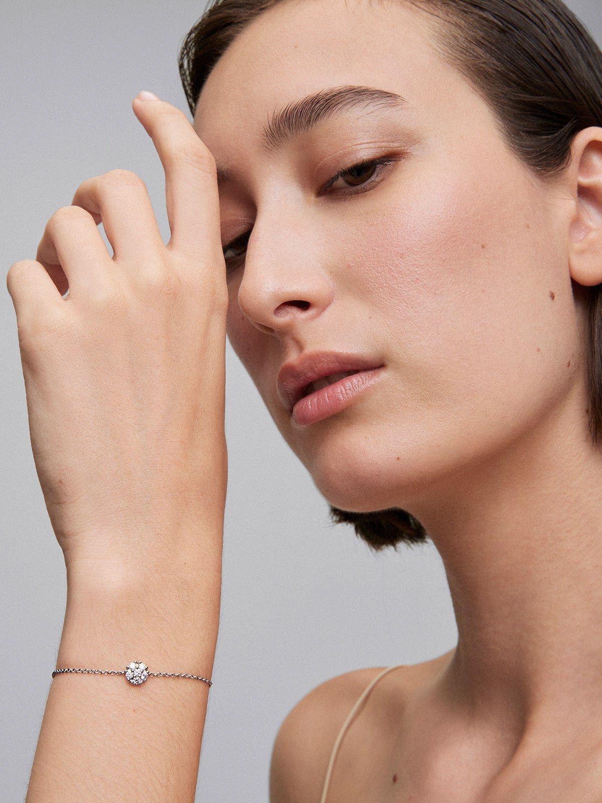 18K white gold bracelet with 6 brilliant-cut diamonds with a total of 0.27 cts