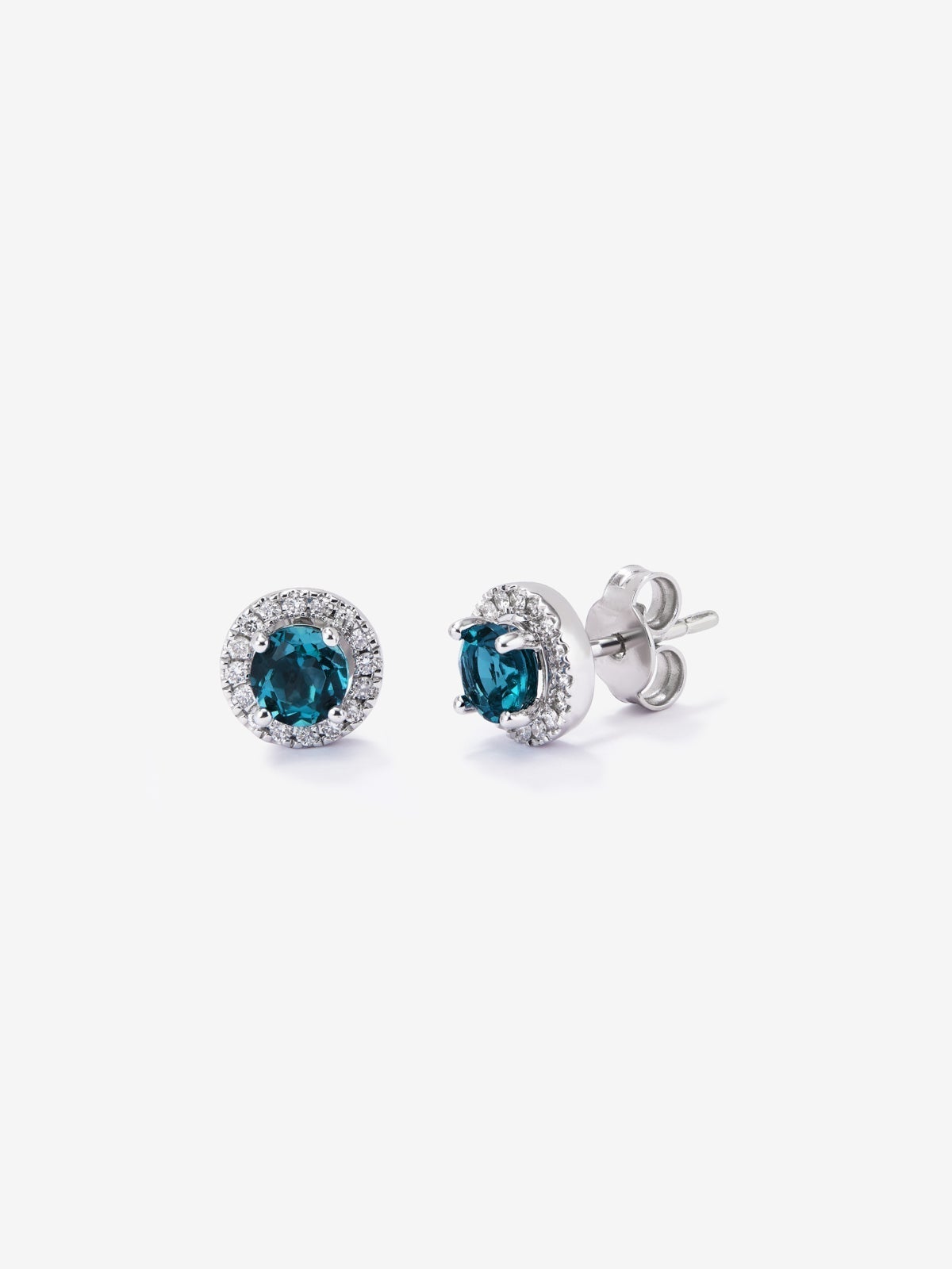 18K white gold earrings with 2 London blue topazes with a total of 1.14 cts and 32 brilliant-cut diamonds with a total of 0.17 cts