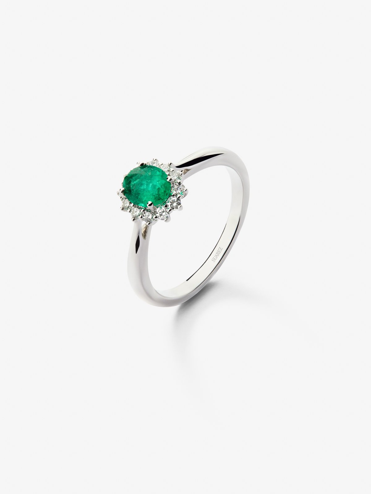 Anillo de oro blanco de 18K con esmeralda verde en talla oval de 0,84 cts y diamantes en talla brillante con un total de 0,44 cts