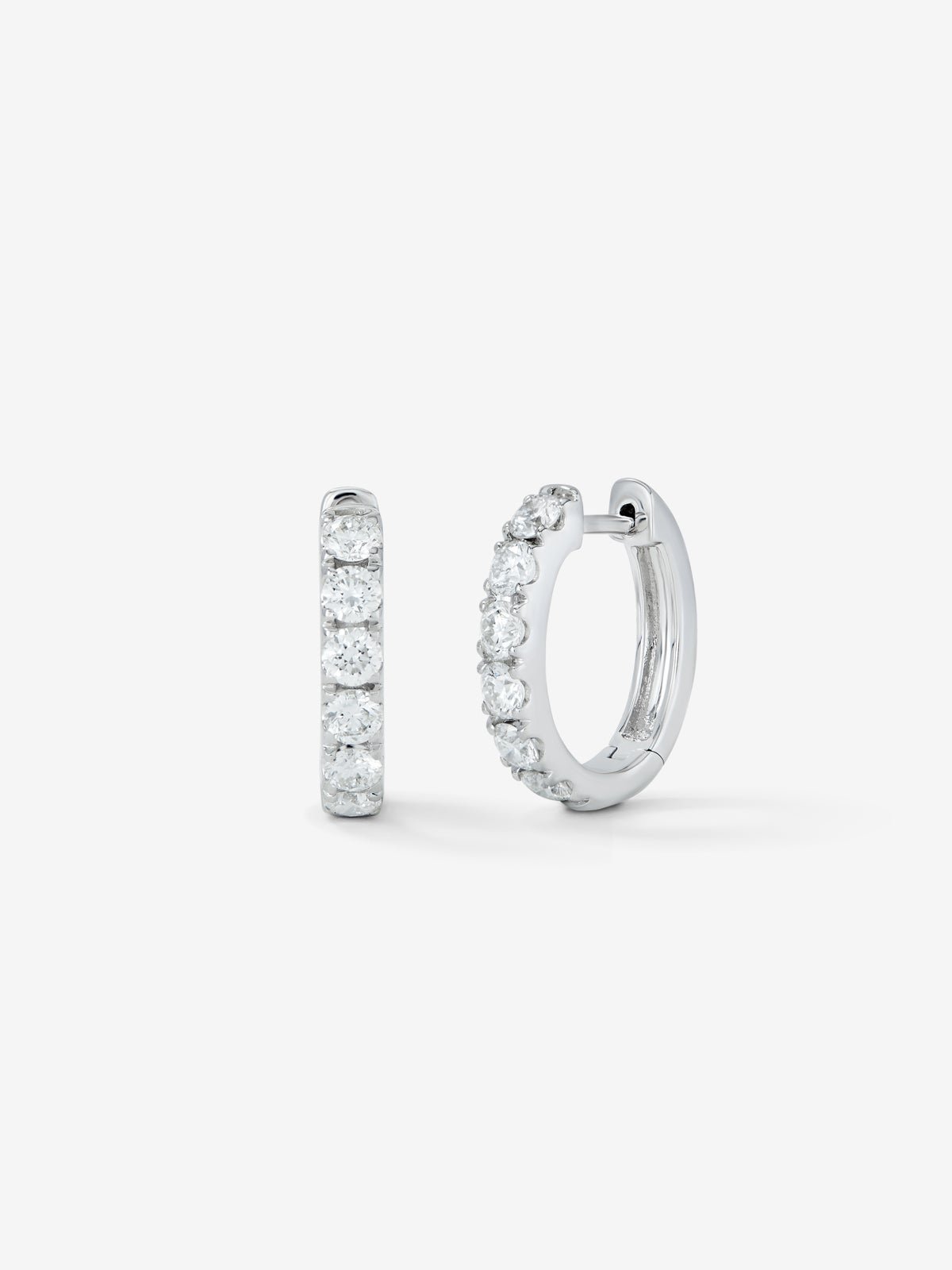 18K white gold earrings with 12 brilliant-cut diamonds with a total of 0.96 cts