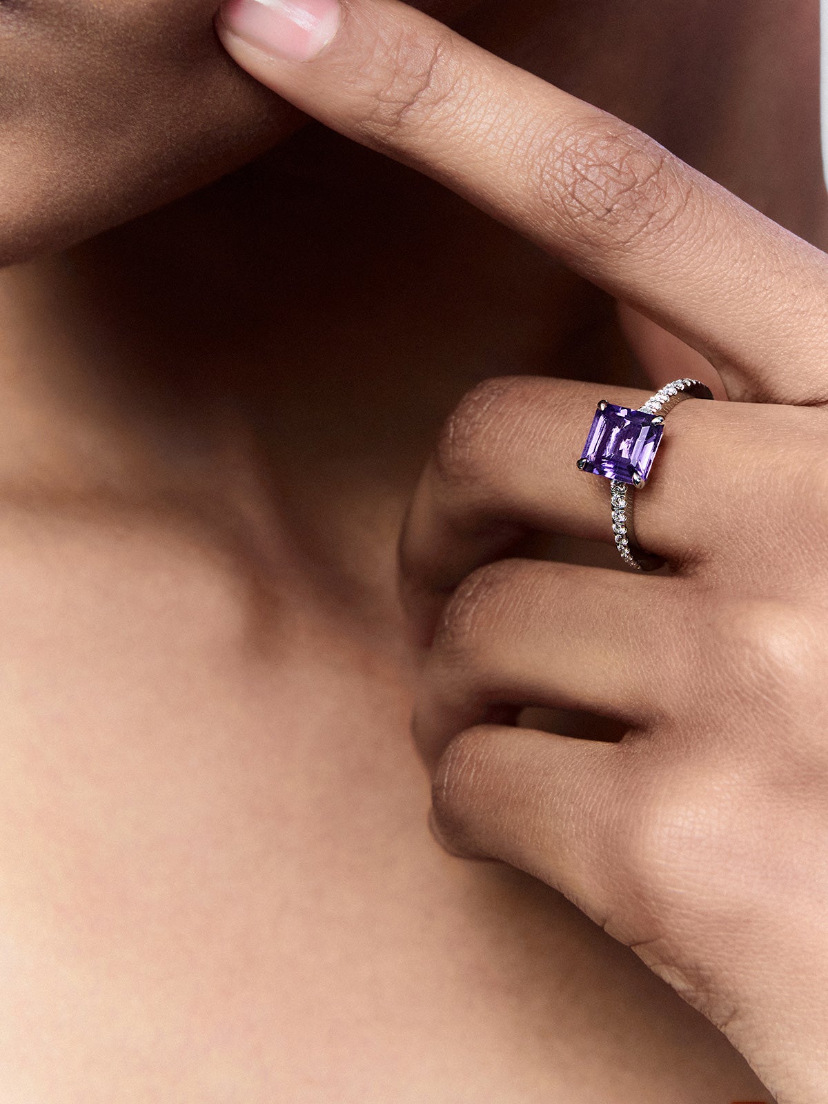 Anillo de oro blanco de 18K con amatista morada en talla radiant de 1,79 cts y 18 diamantes en talla brillante con un total de 0,18 cts