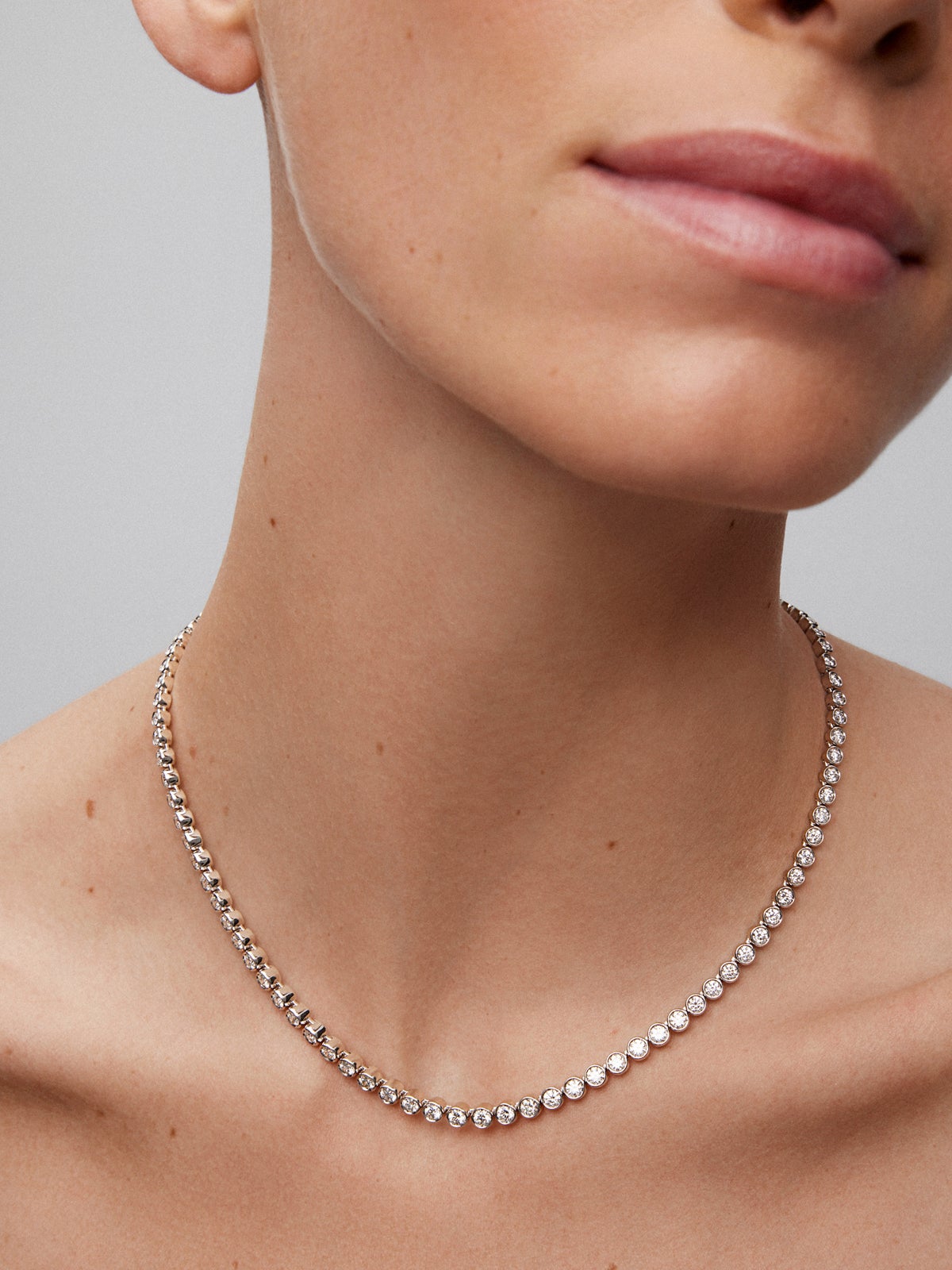18K white gold riviere necklace with diamonds