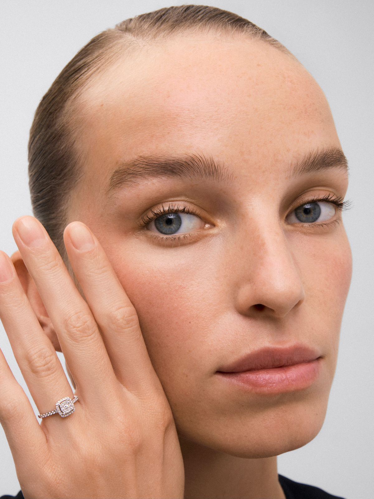 18K white gold ring with 43 brilliant-cut diamonds with a total of 0.31 cts