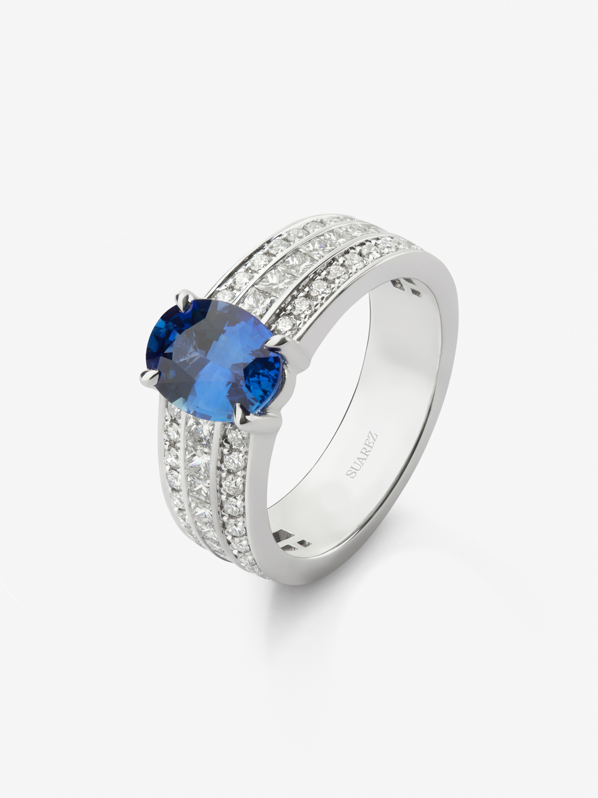 18K white gold ring with oval-cut royal blue sapphire of 2.53 cts, 44 brilliant-cut diamonds with a total of 0.37 cts and 22 princess-cut diamonds with a total of 0.58 cts