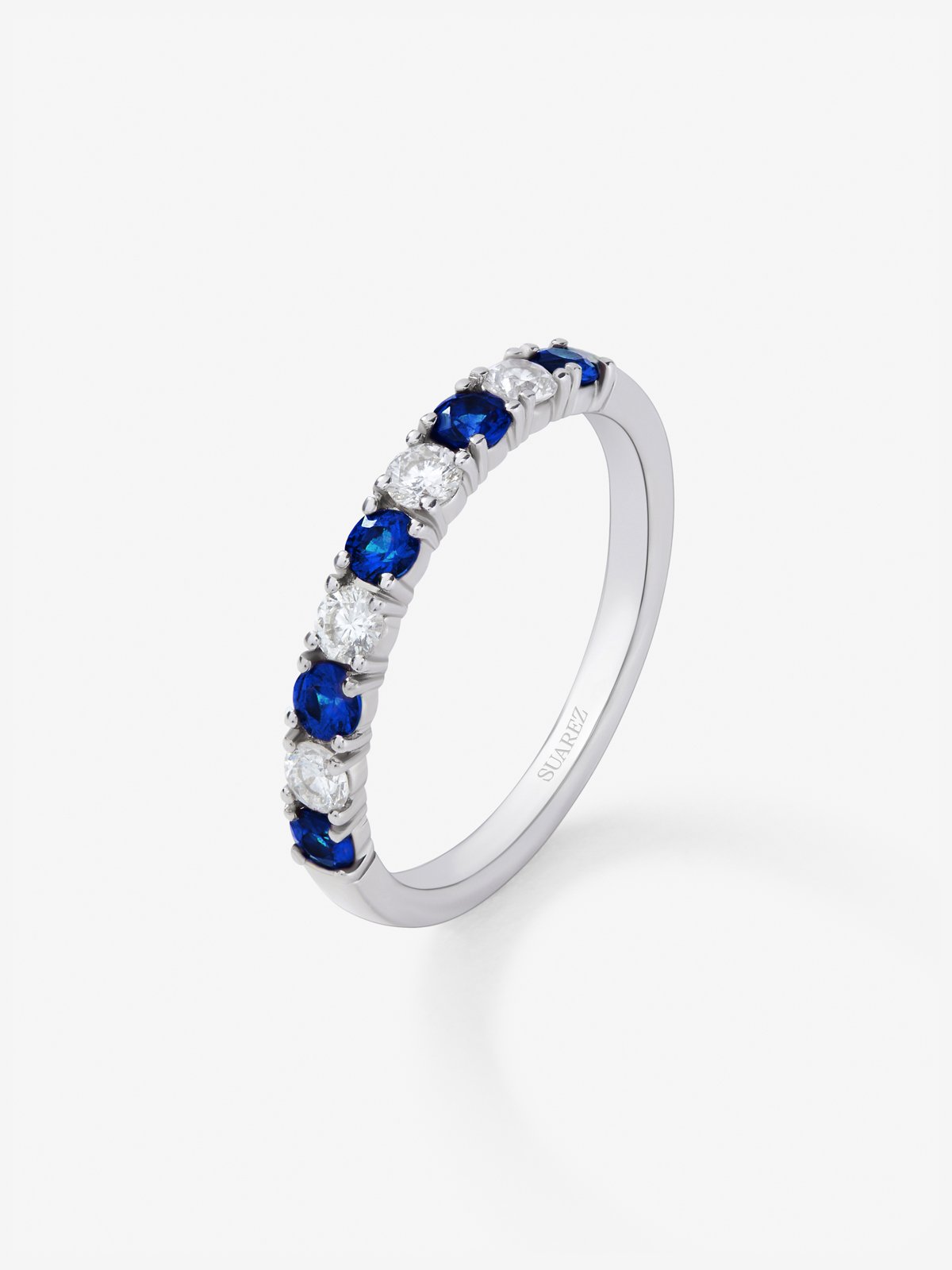 Media alianza de oro blanco de 18K con 5 zafiros azules en talla brillante con un total de 0,39 cts y 4 diamantes en talla brillante con un total de 0,24 cts