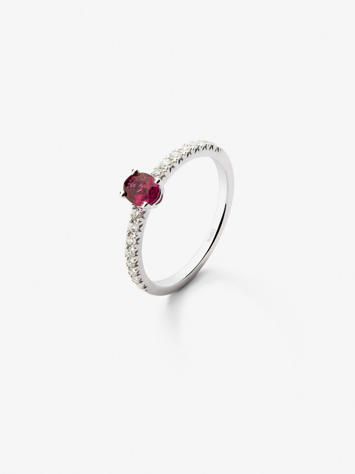 18K white gold ring with oval-cut red ruby ​​of 0.5 cts and 16 brilliant-cut diamonds with a total of 0.21 cts