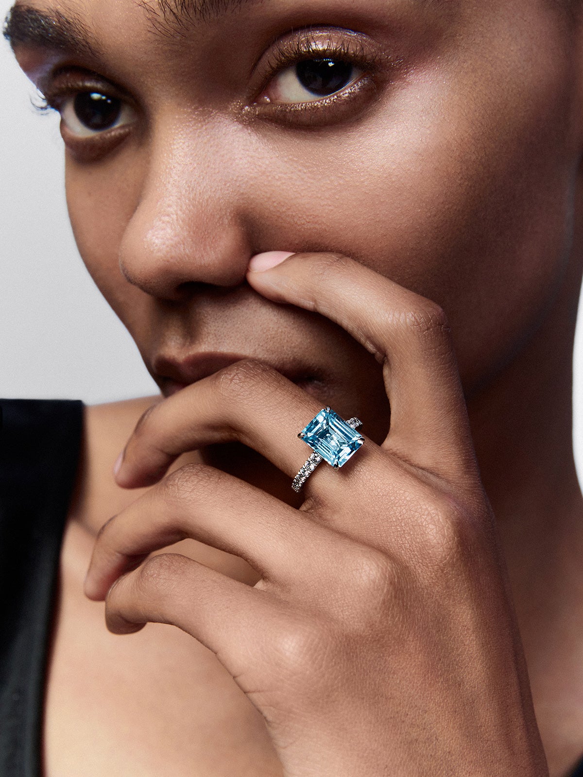 18K White Gold Solitary Ring with Topacio and Diamond