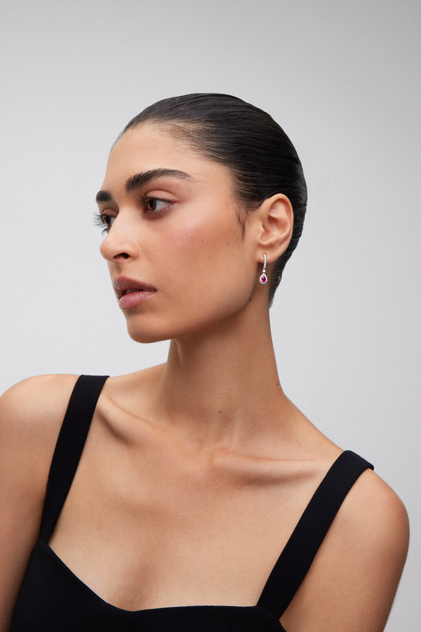 Pendientes de oro blanco de 18K con 2 rubíes en talla pera con un total de 0,75 cts y 54 diamantes en talla brillante con un total de 0,28 cts