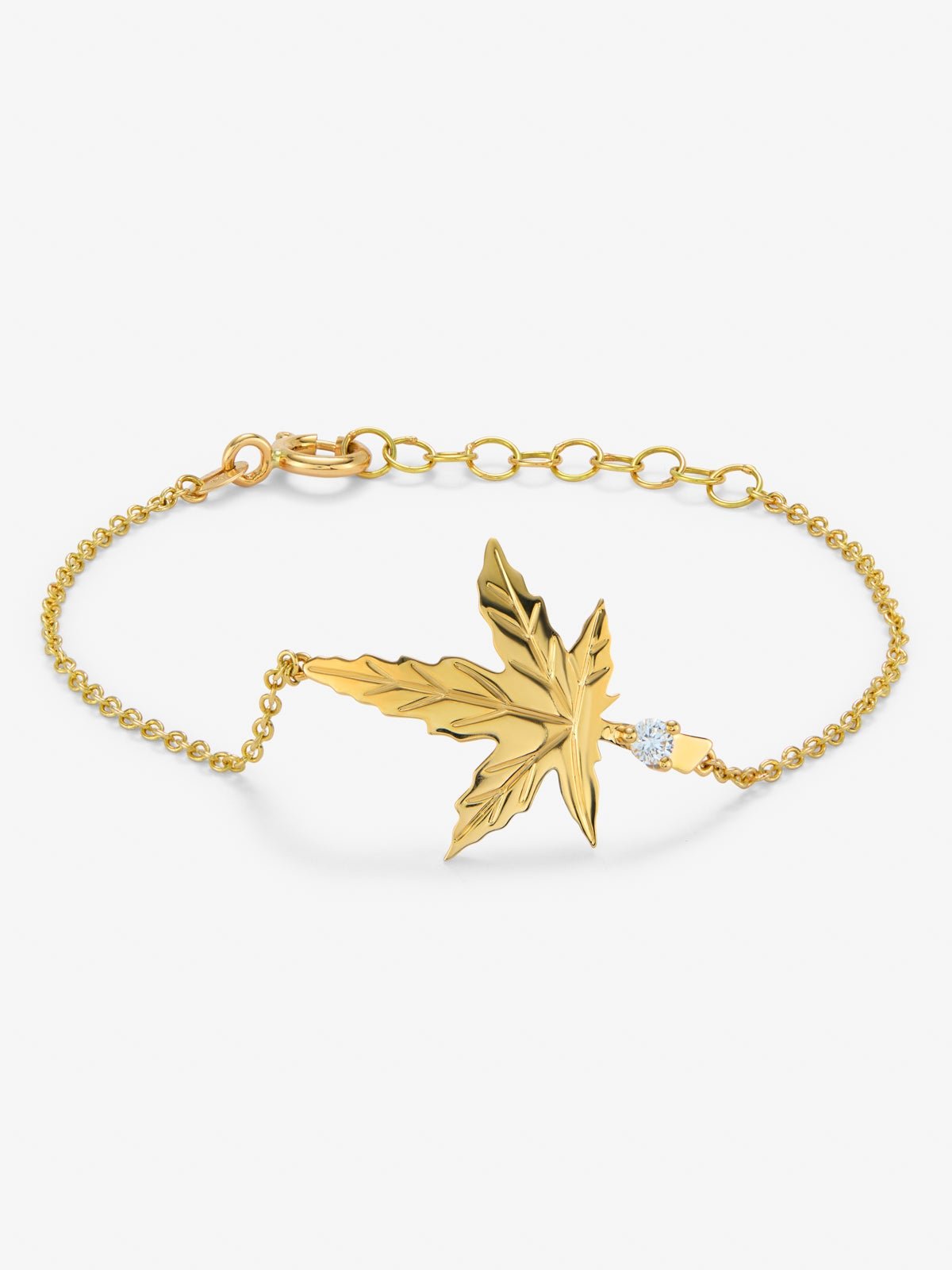 Pulsera de oro amarillo de 18K con un diamante en talla brillante de 0,08 cts y forma de hoja de arce