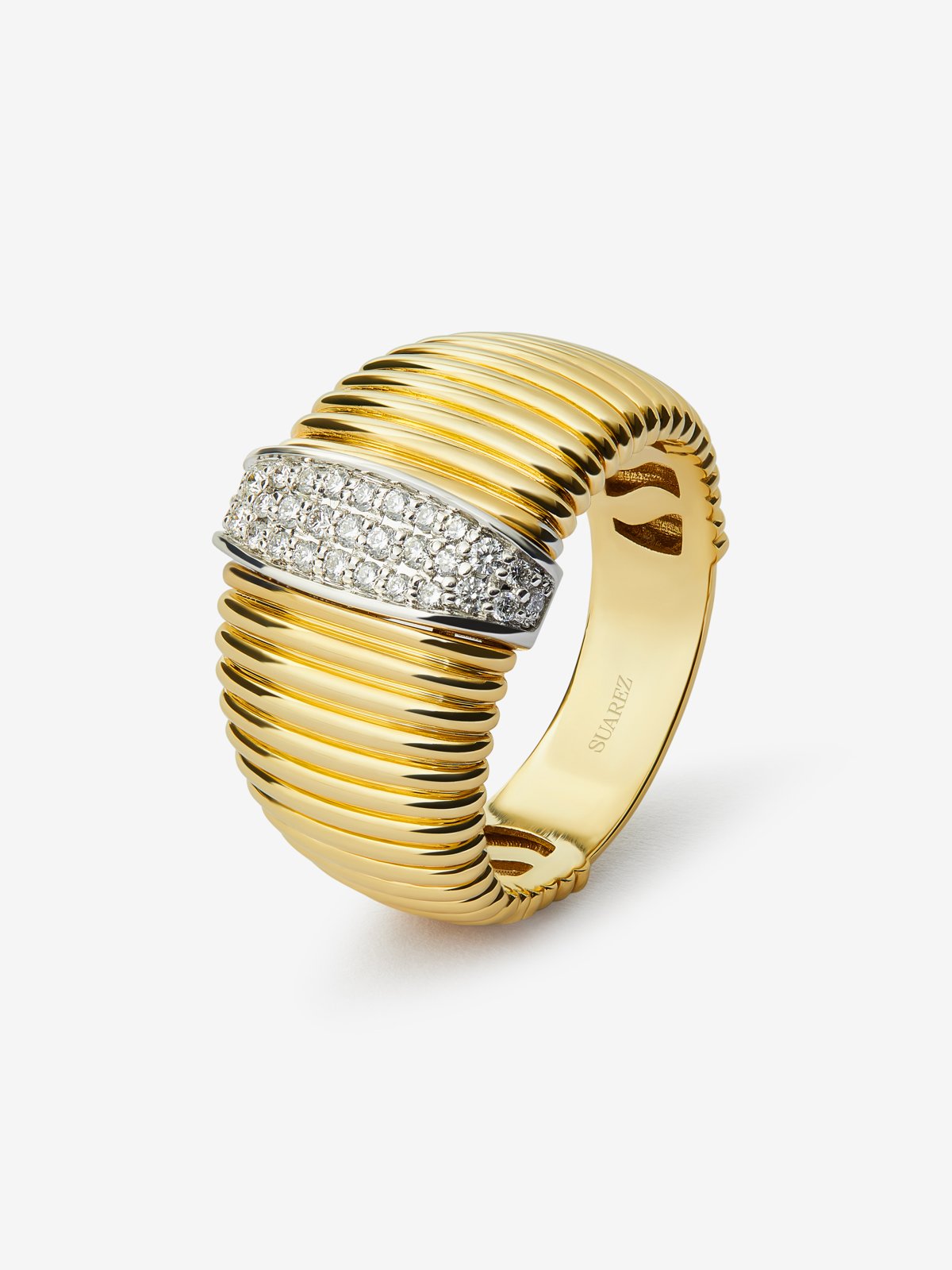 Anillo gallonado de oro blanco y amarillo de 18K con pavé de diamantes en talla brillante con un total de 0,19 cts